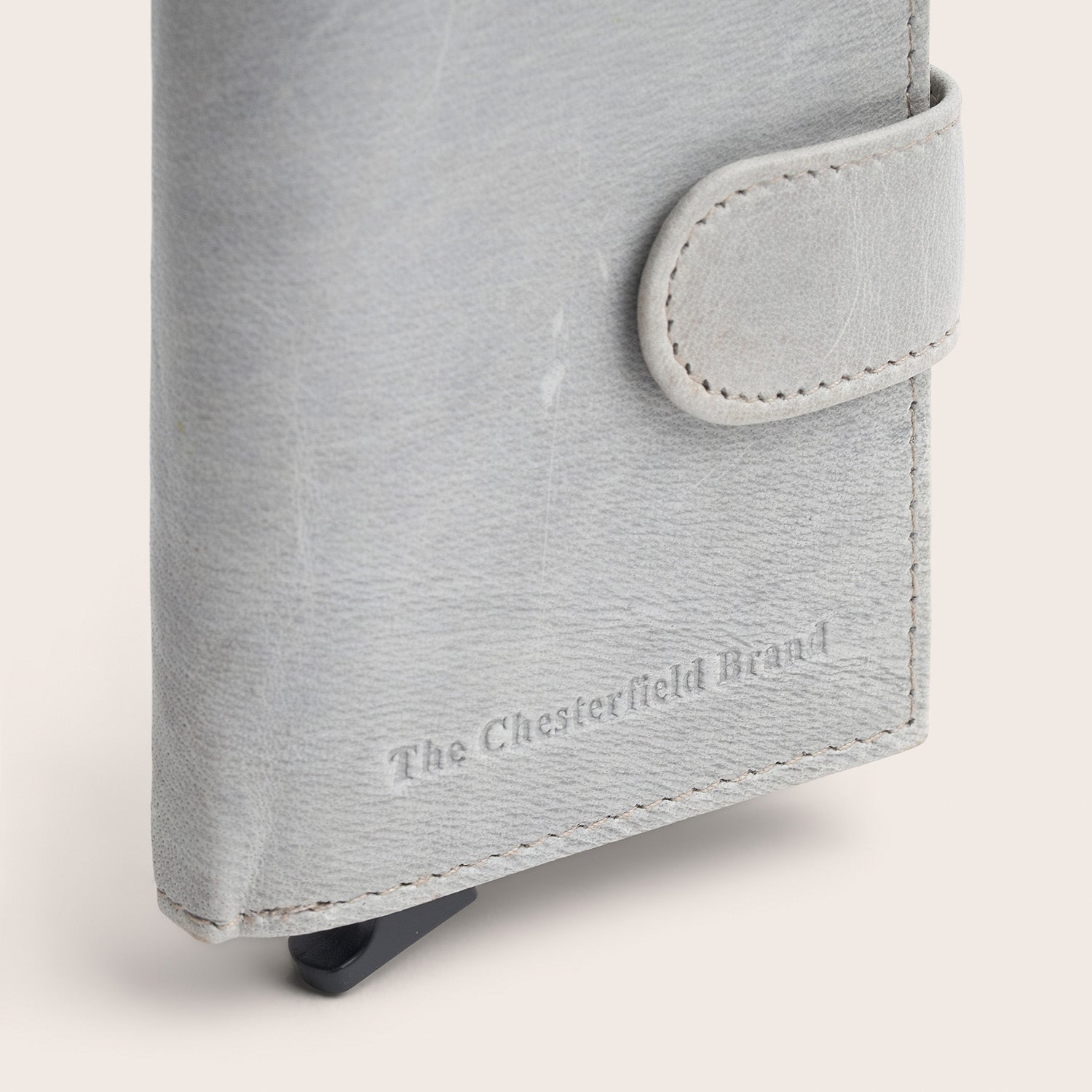 Leather Card Holder Light Grey Hannover, close-up of the embossed logo