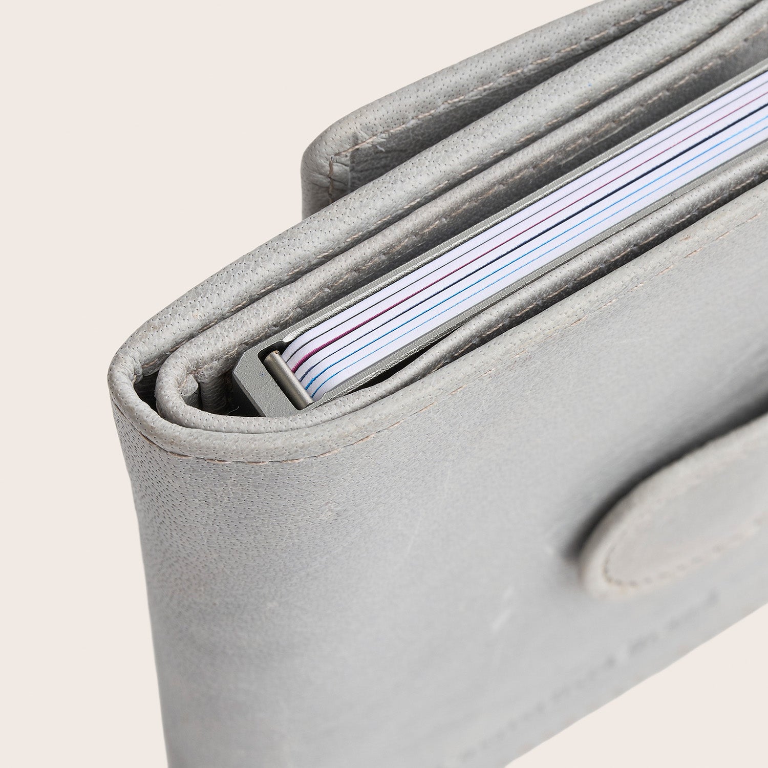 Leather Card Holder Light Grey Hannover, close-up of the cards in the card case