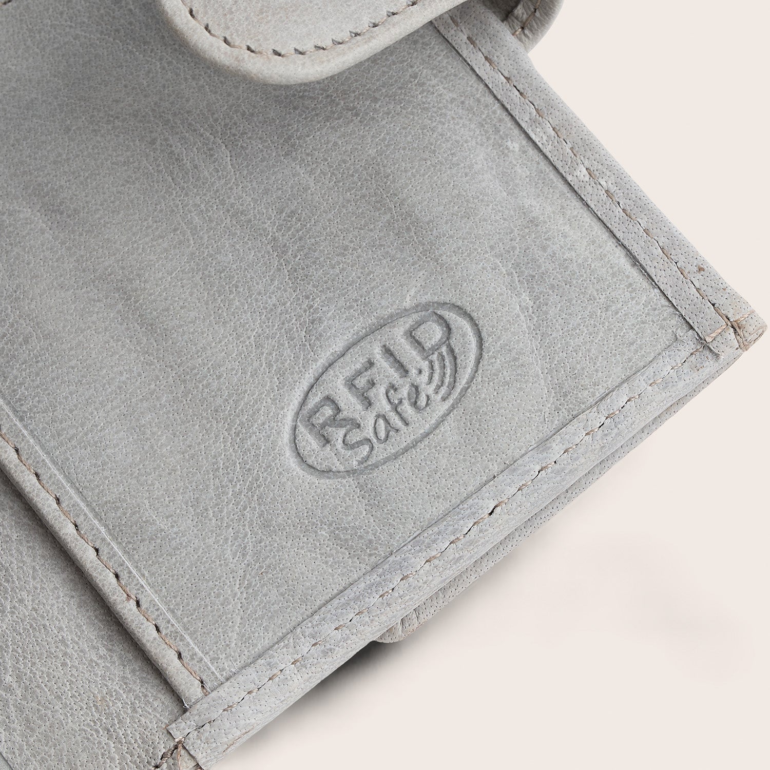 Leather Card Holder Light Grey Hannover, close-up of the embossed 'RFID Safe'