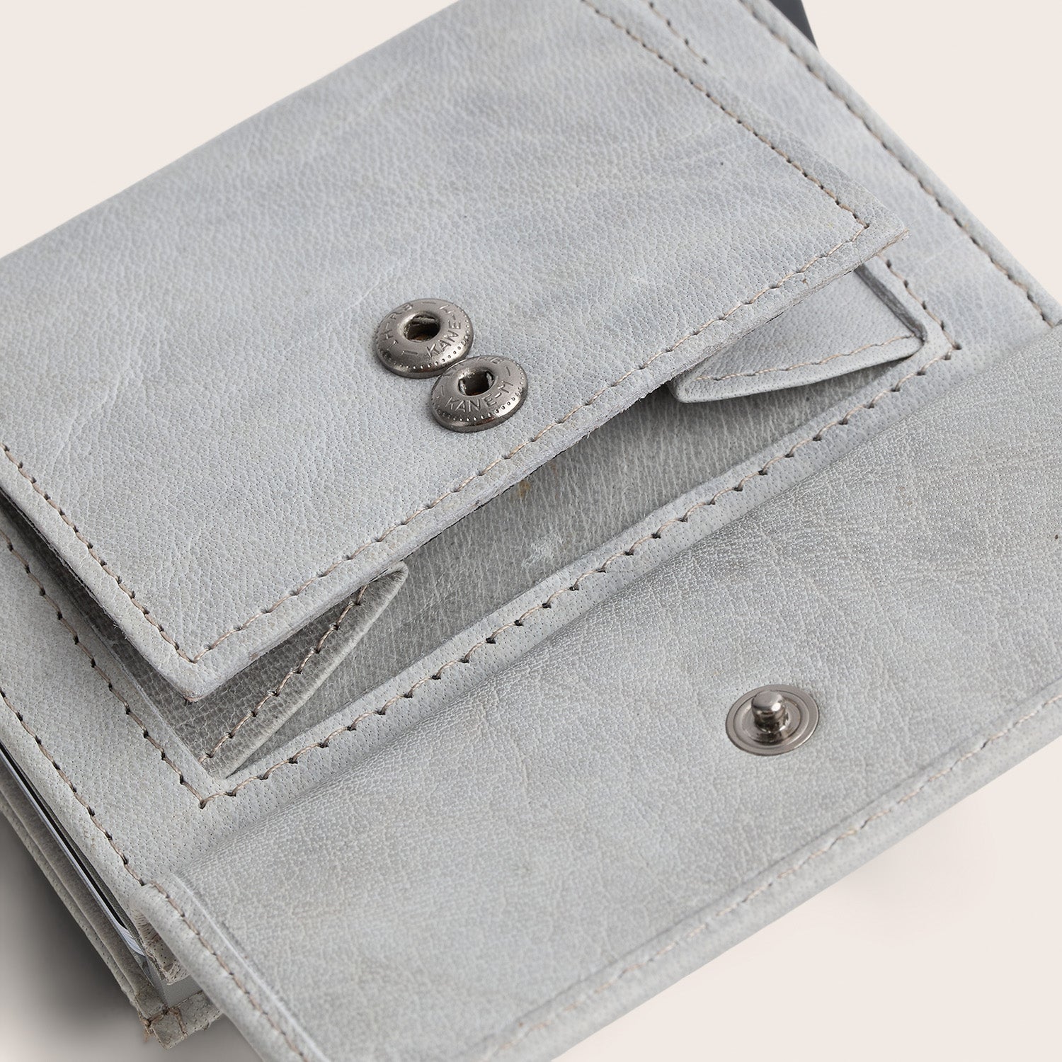 Leather Card Holder Light Grey Hannover, inside view, close-up of the snap buttons