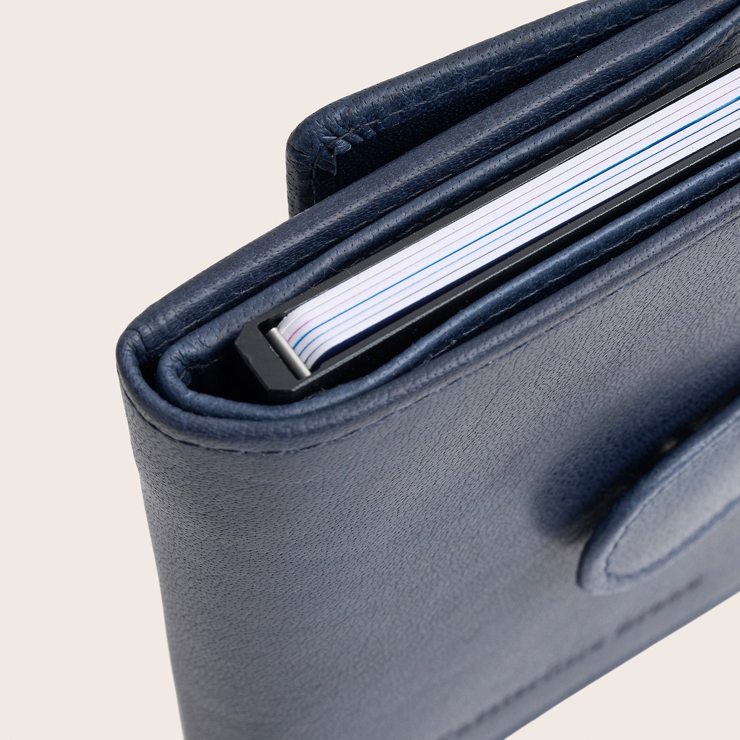 Leren Pasjeshouder Navy Hannover, close-up van de pasjes in de kaartcassette