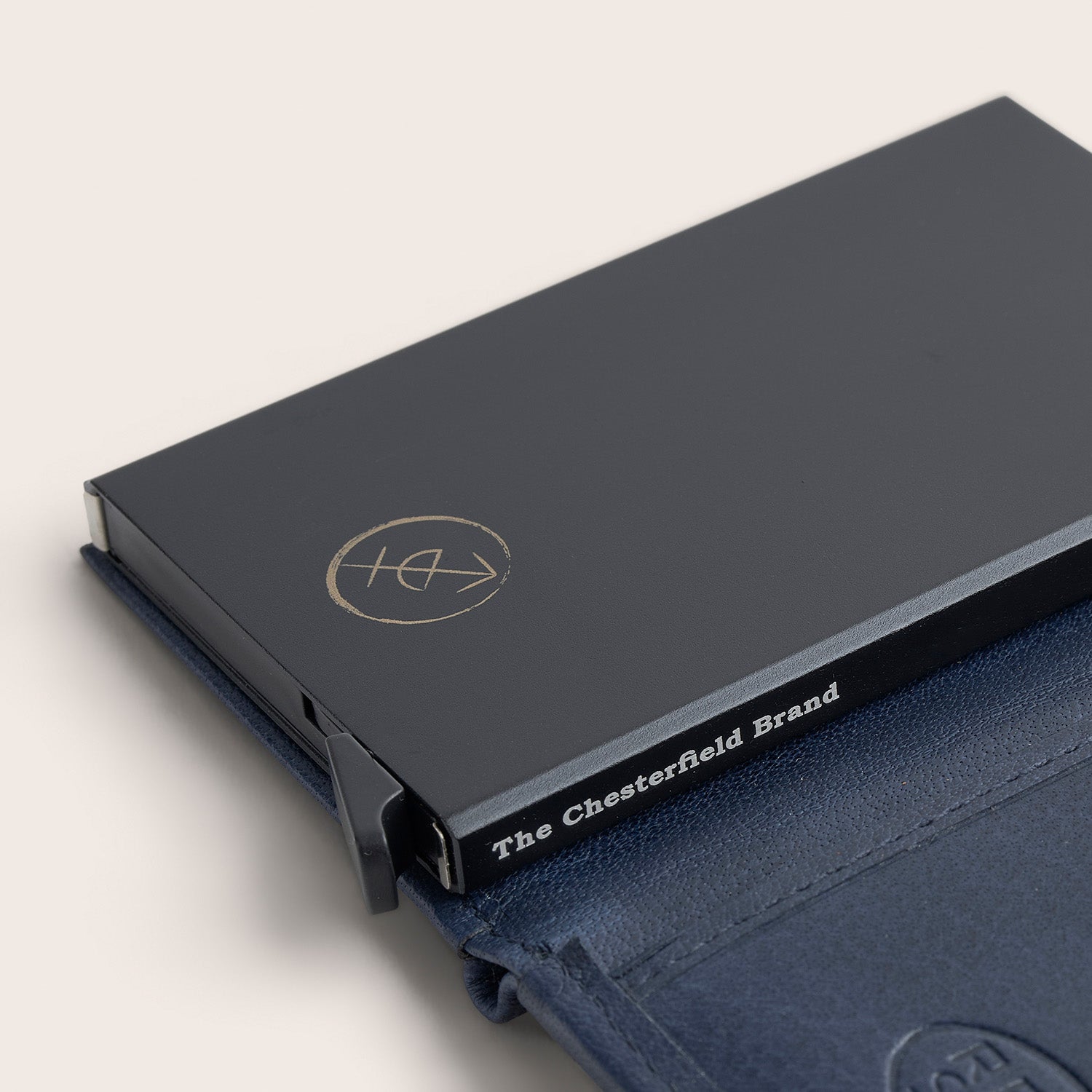 Leren Pasjeshouder Navy Hannover, close-up van de kaartcassette met opdruk 'The Chesterfield Brand'