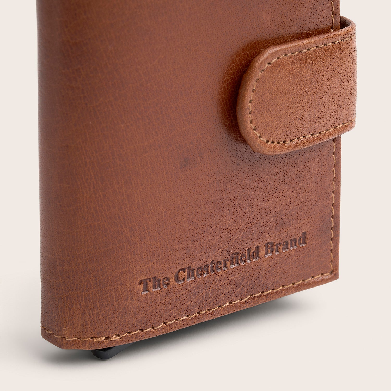 Leather Card Holder Cognac Hannover, close-up of the embossed logo