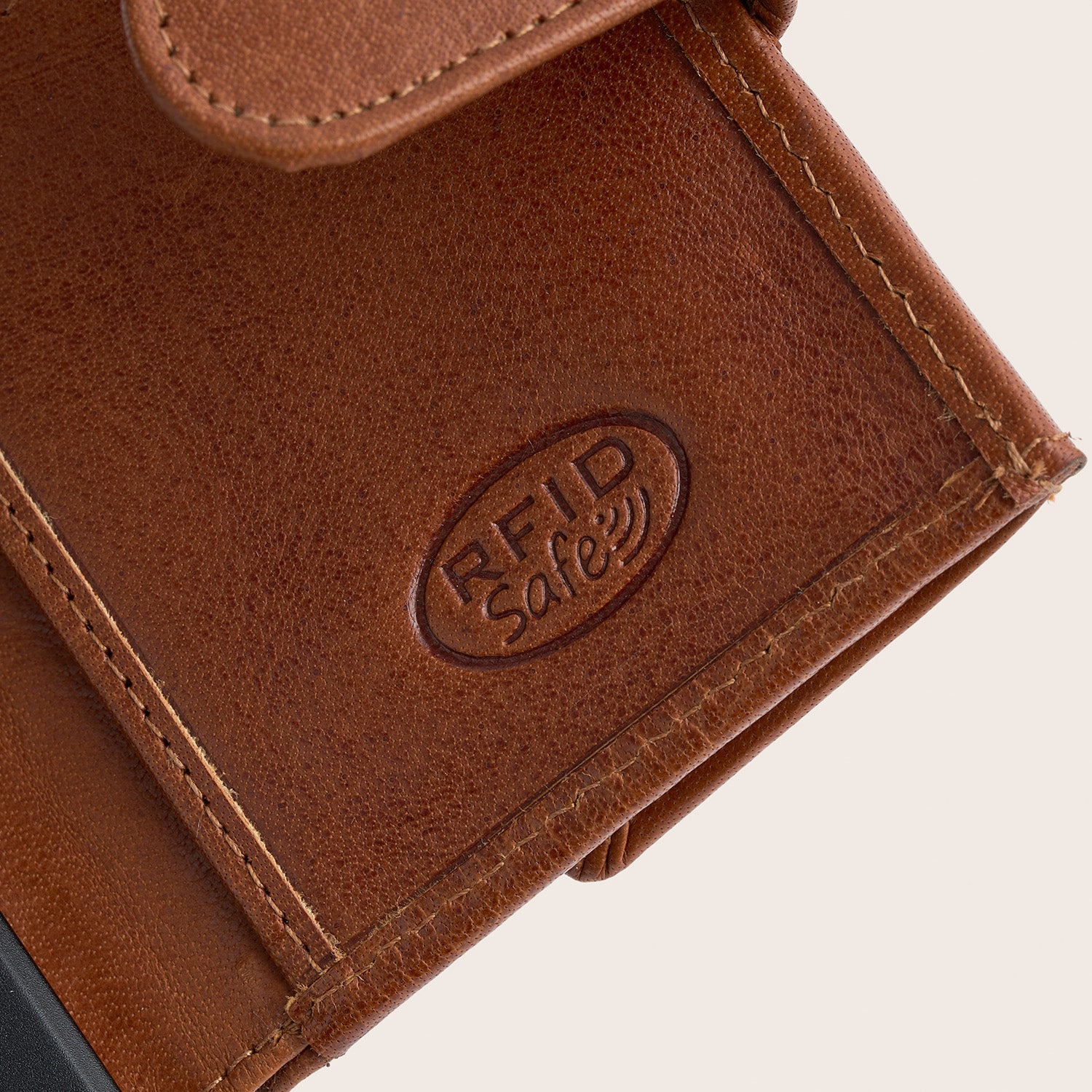 Leather Card Holder Cognac Hannover, close-up of the embossed 'RFID Safe' logo