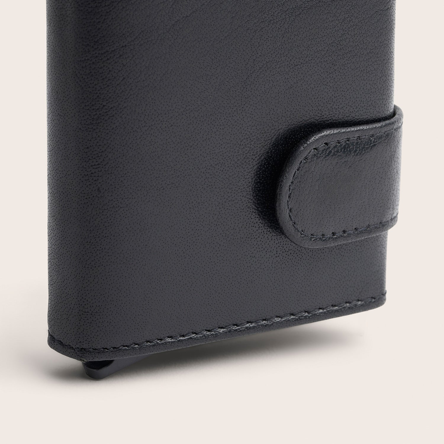 Leather Card Holder Black Mannheim, close-up of the closure tab
