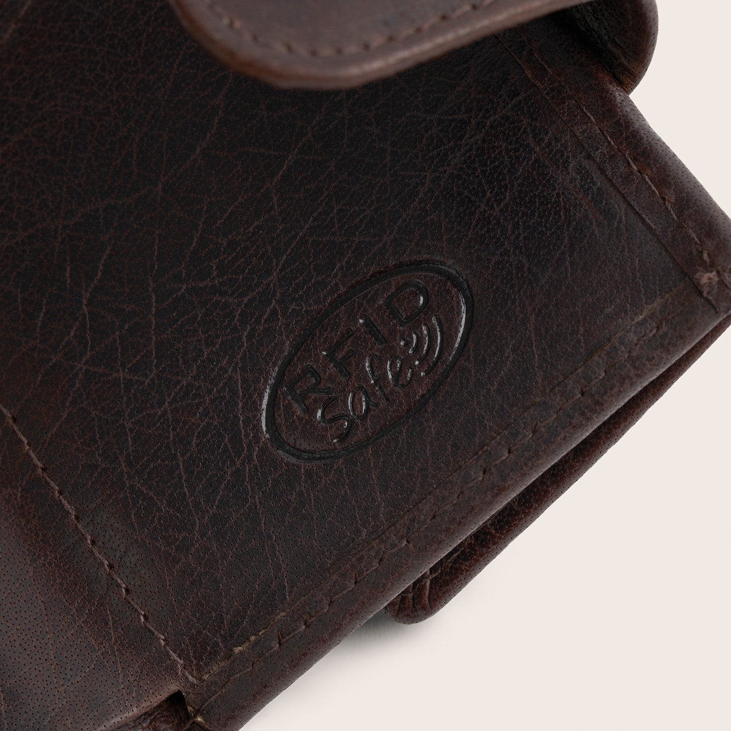 Leren Pasjeshouder Bruin Mannheim, close-up van het ingeperste 'RFID Safe'-logo