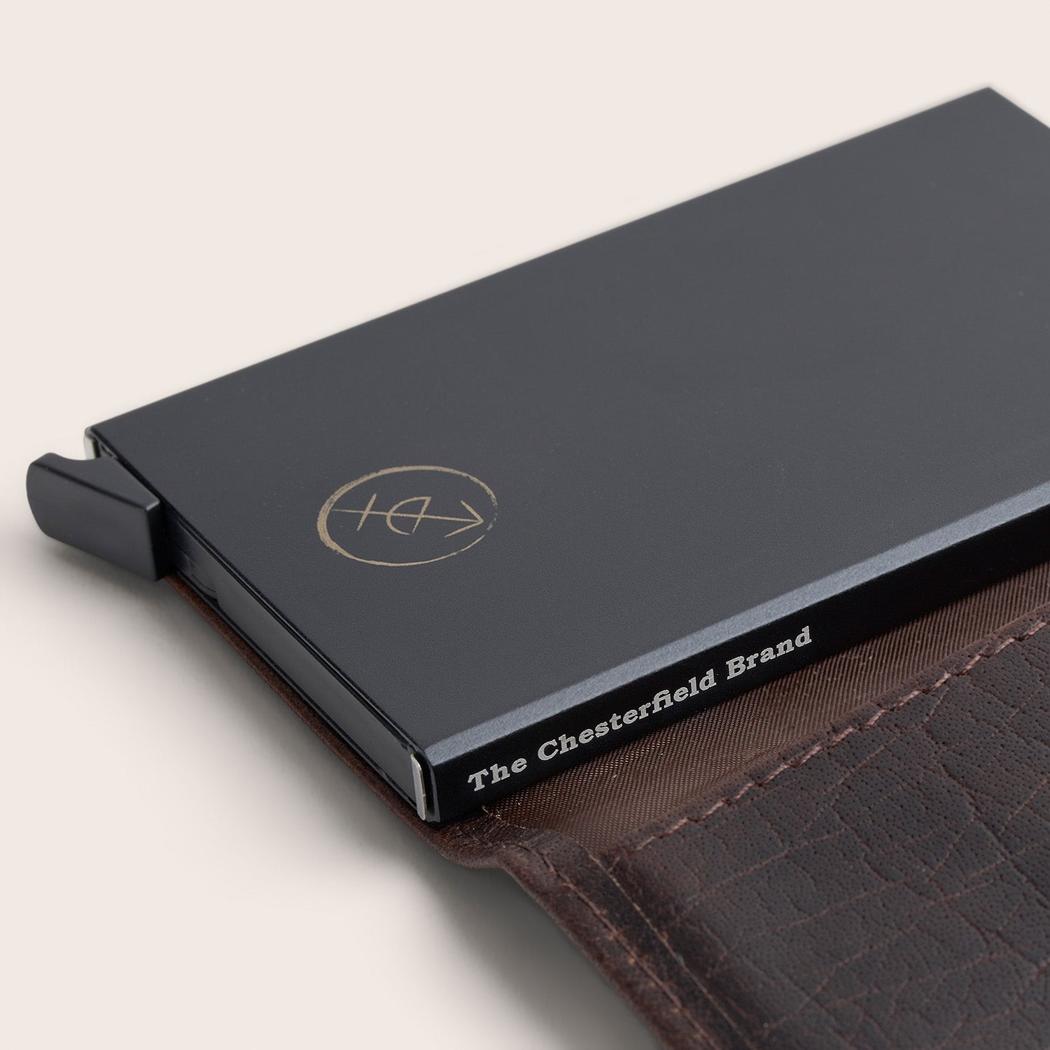 Leren Pasjeshouder Bruin Mannheim, close-up van de kaarthouder met 'The Chesterfield Brand'