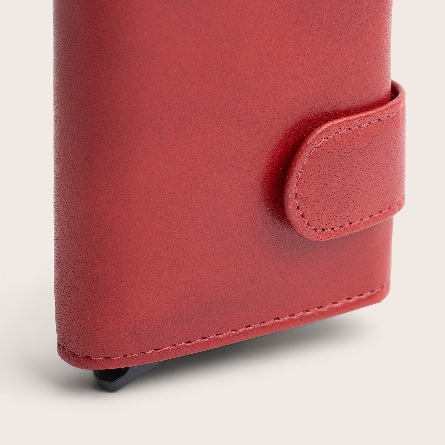 Leren Pasjeshouder Rood Mannheim, close-up van de sluitlip