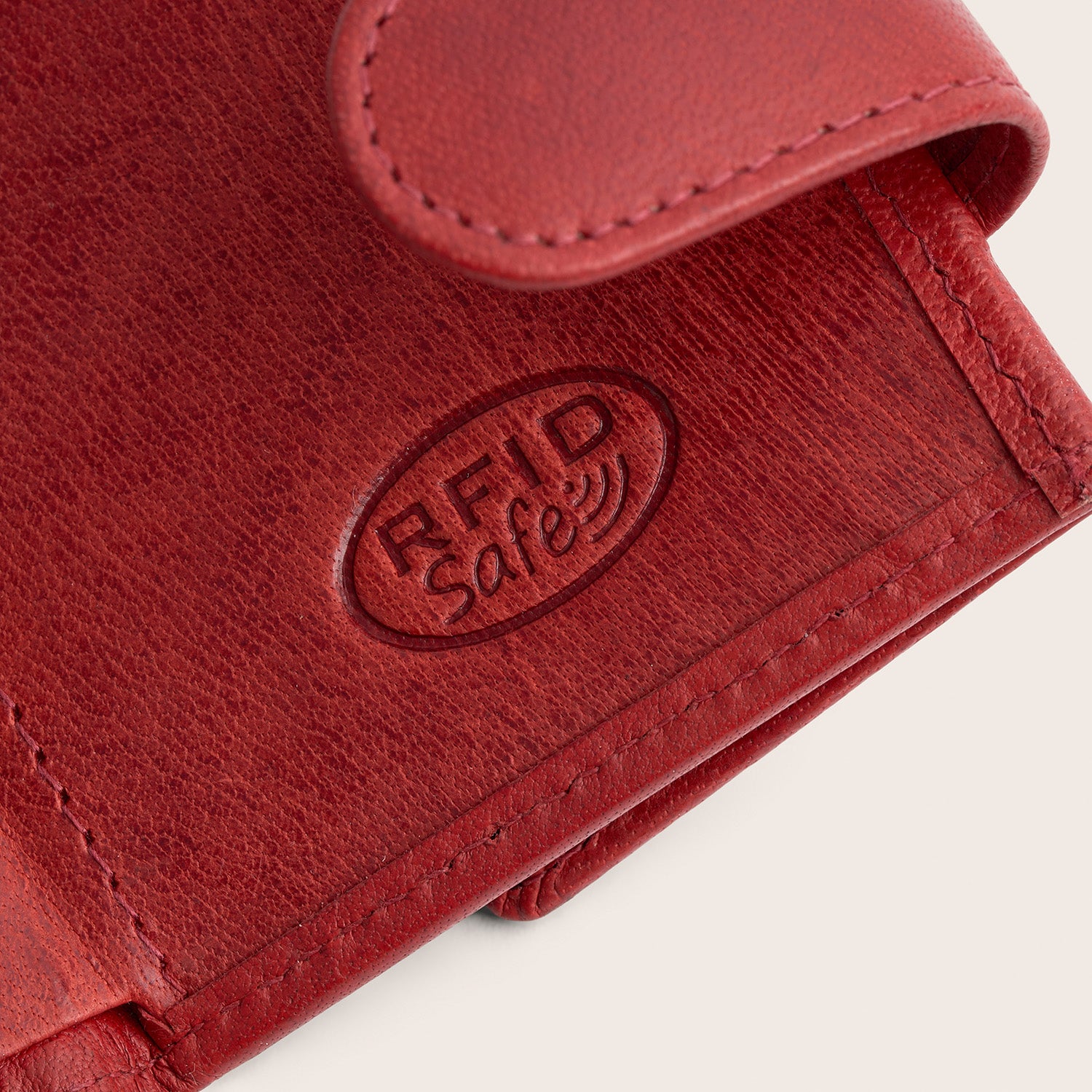 Leren Pasjeshouder Rood Mannheim, close-up van het ingeperste 'RFID Safe'-logo