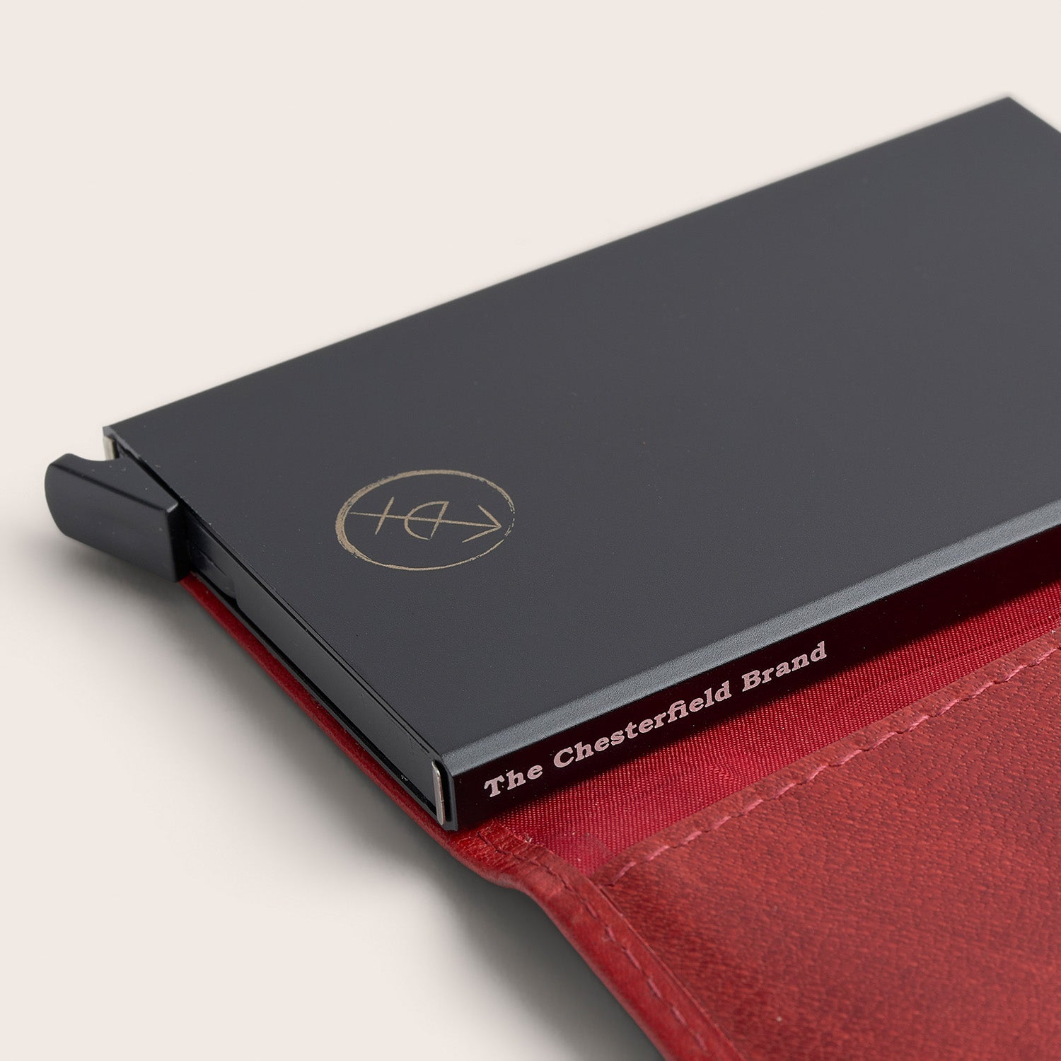 Leren Pasjeshouder Rood Mannheim, close-up van de kaarthouder met 'The Chesterfield Brand'