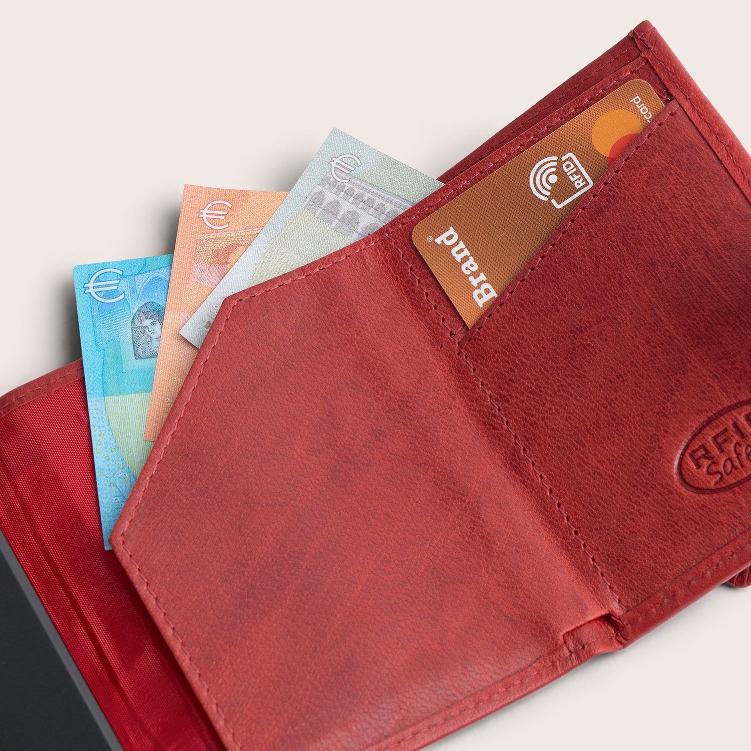 Leren Pasjeshouder Rood Mannheim, binnenkant, opengeklapt, met pasjes en bankbiljetten