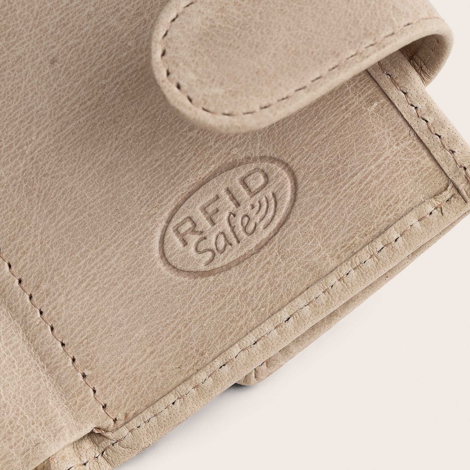 Leren Pasjeshouder Off White Mannheim, close-up van het ingeperste 'RFID Safe'-logo