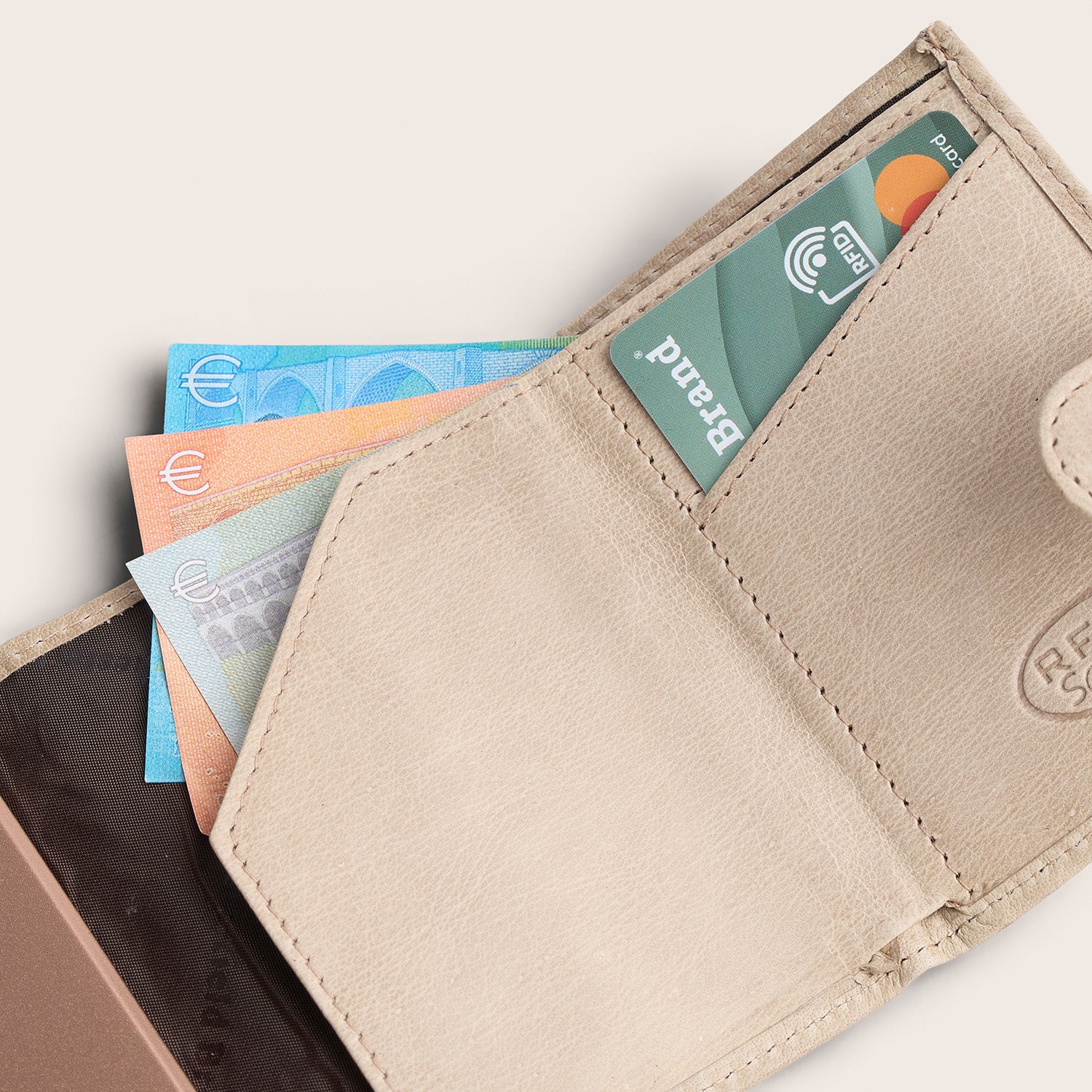 Leren Pasjeshouder Off White Mannheim, binnenkant, opengeklapt, met pasjes en bankbiljetten
