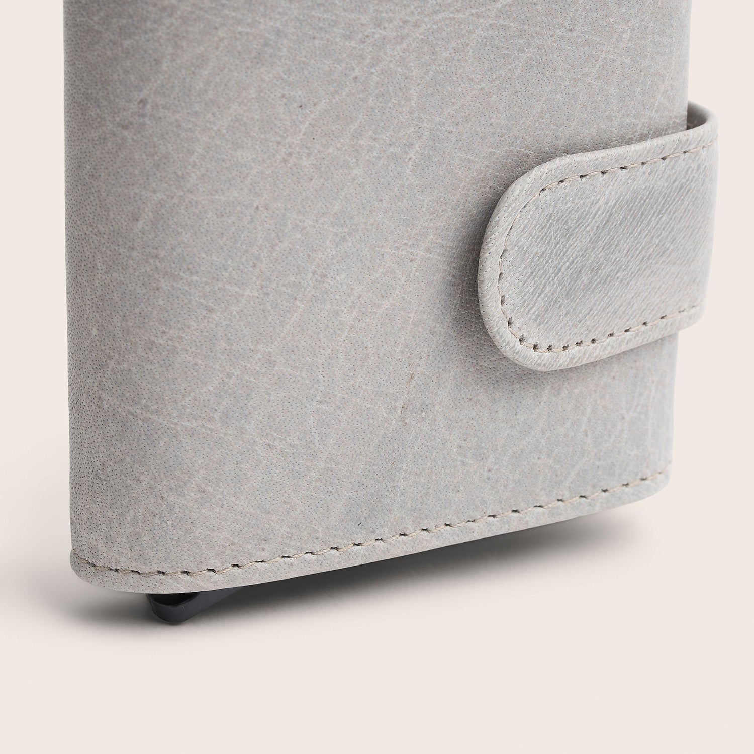 Leather Card Holder Light Grey Mannheim, close-up of the closing tab