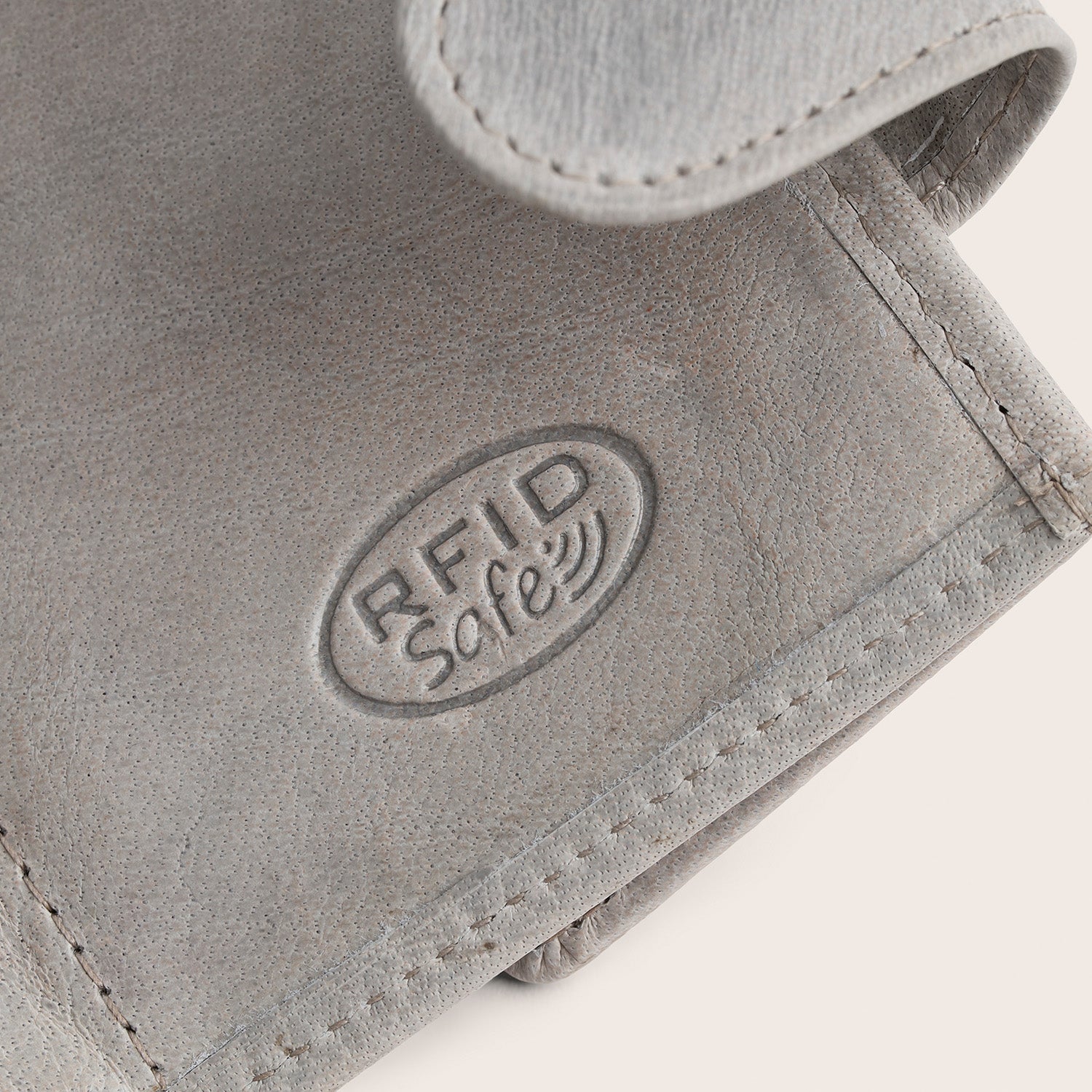 Leather Card Holder Light Grey Mannheim, close-up of the embossed 'RFID Safe'