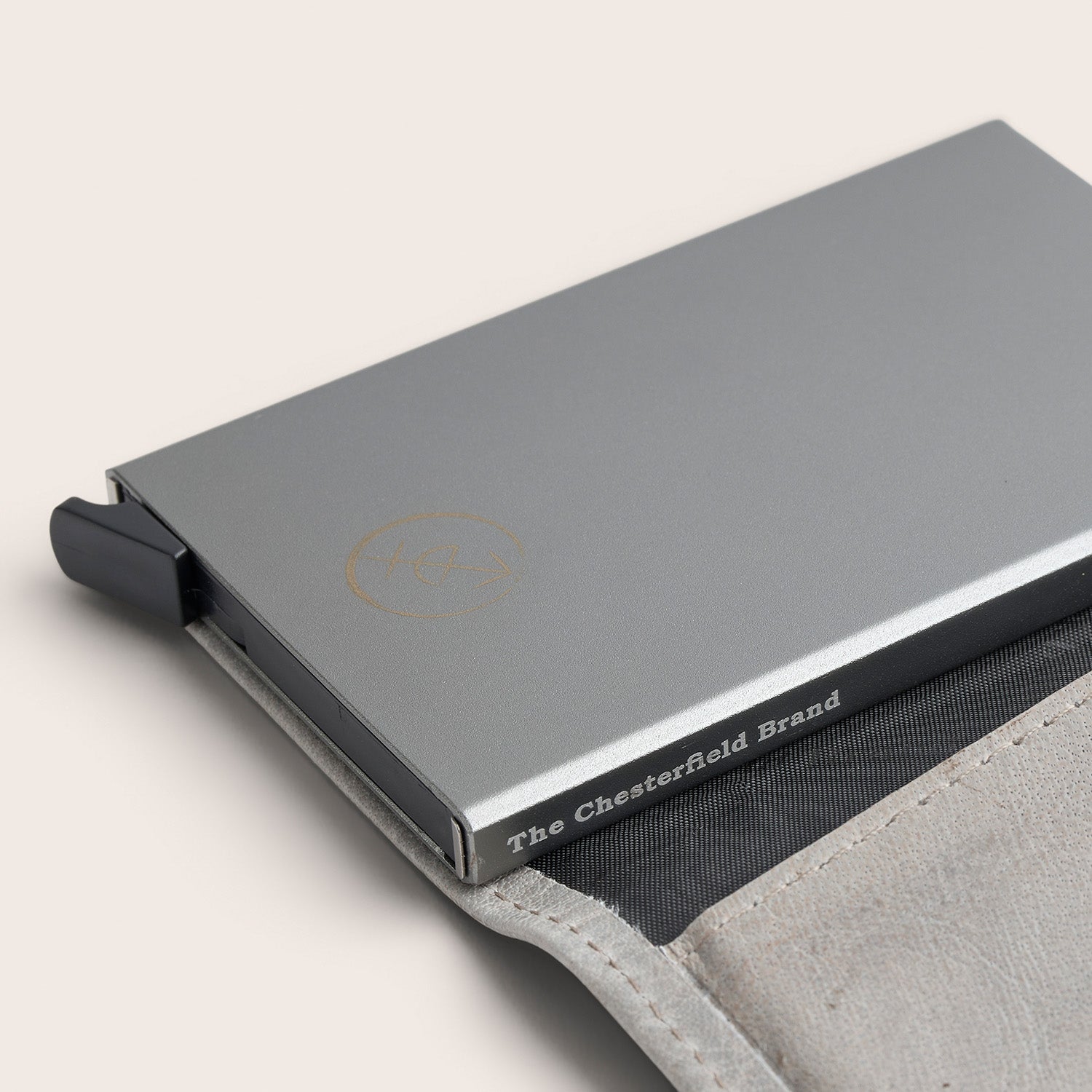 Leather Card Holder Light Grey Mannheim, close-up of the card case with 'The Chesterfield Brand'