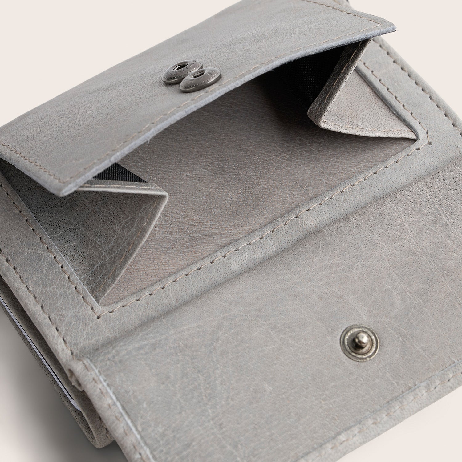 Leather Card Holder Light Grey Mannheim, close-up of the snap button, pocket open