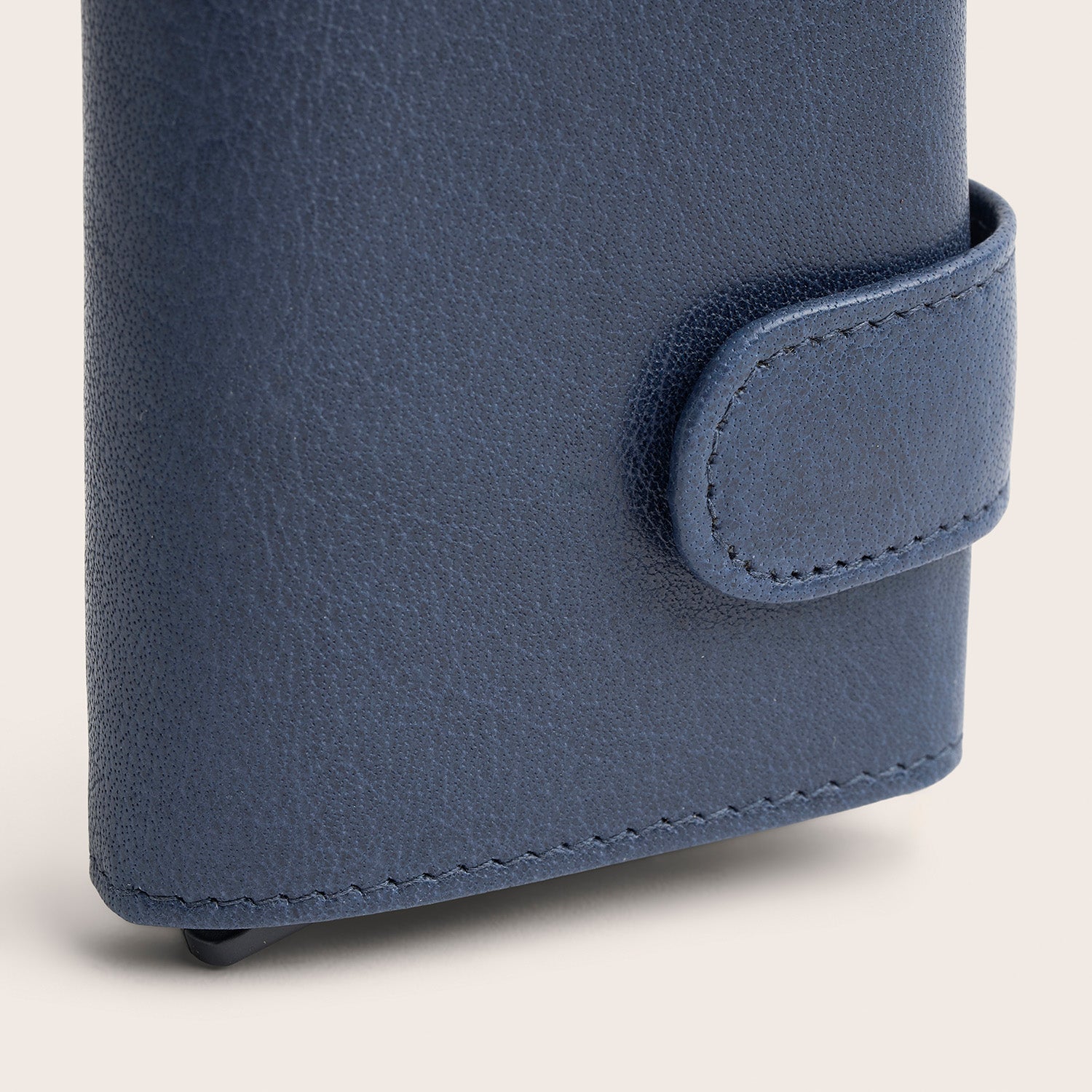 Leren Pasjeshouder Navy Mannheim, close-up van de sluitlip