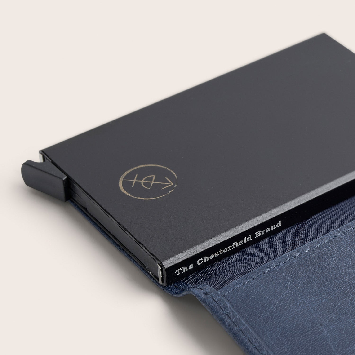 Leren Pasjeshouder Navy Mannheim, close-up van de kaartcassette met 'The Chesterfield Brand'