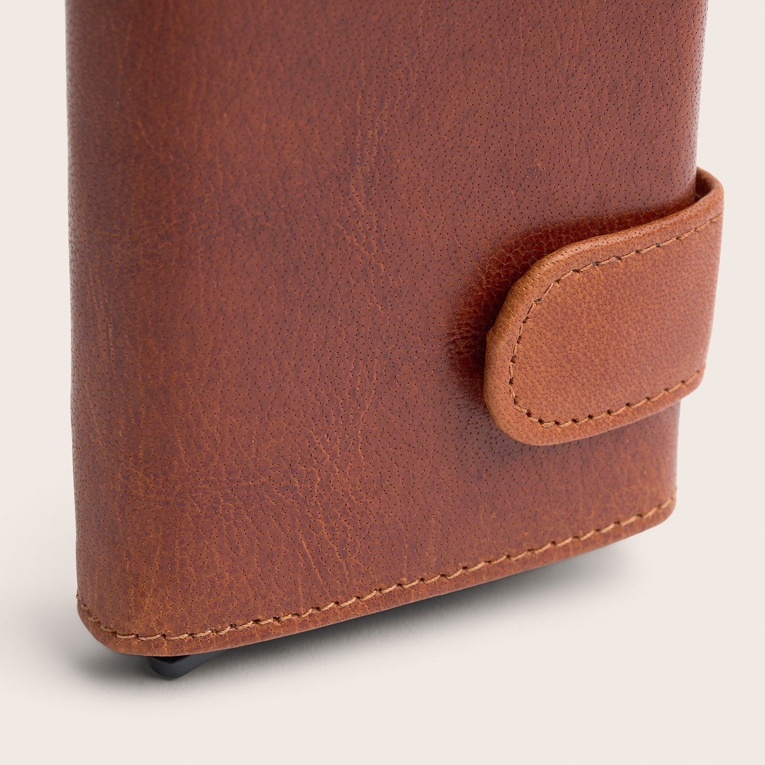 Leren Pasjeshouder Cognac Mannheim, close-up van de sluitlip