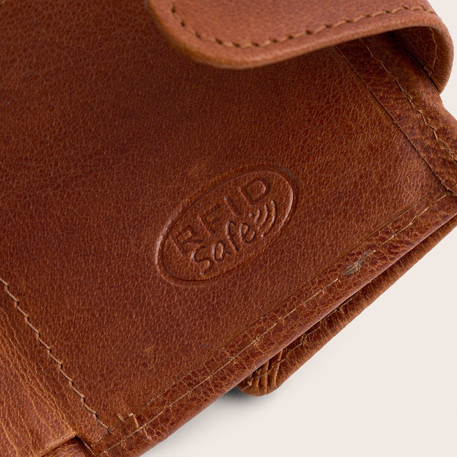 Leren Pasjeshouder Cognac Mannheim, close-up van de ingeperste tekst 'RFID Safe'