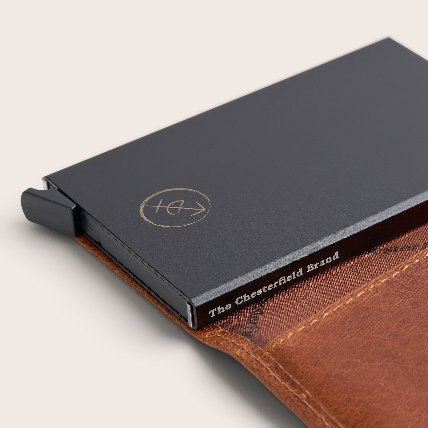 Leren Pasjeshouder Cognac Mannheim, close-up van de kaartcassette met 'The Chesterfield Brand'
