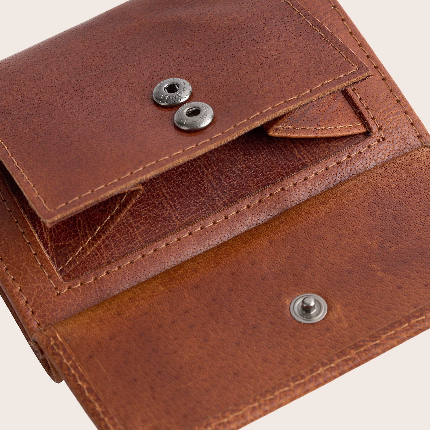 Leren Pasjeshouder Cognac Mannheim, close-up van de drukknoop, vak open
