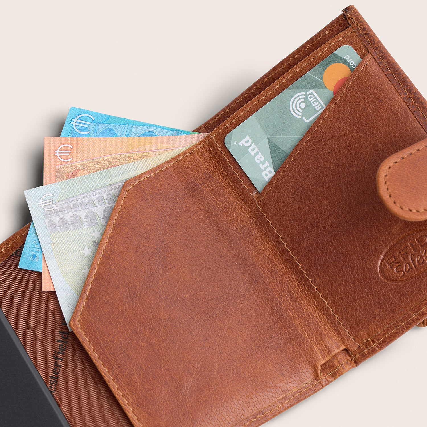 Leren Pasjeshouder Cognac Mannheim, close-up van de binnenkant met pasjes en bankbiljetten