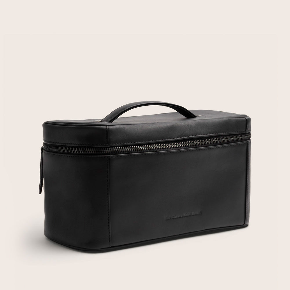 The Chesterfield Brand Trousse de Toilette en Cuir Noir Limone, vue de face en biais