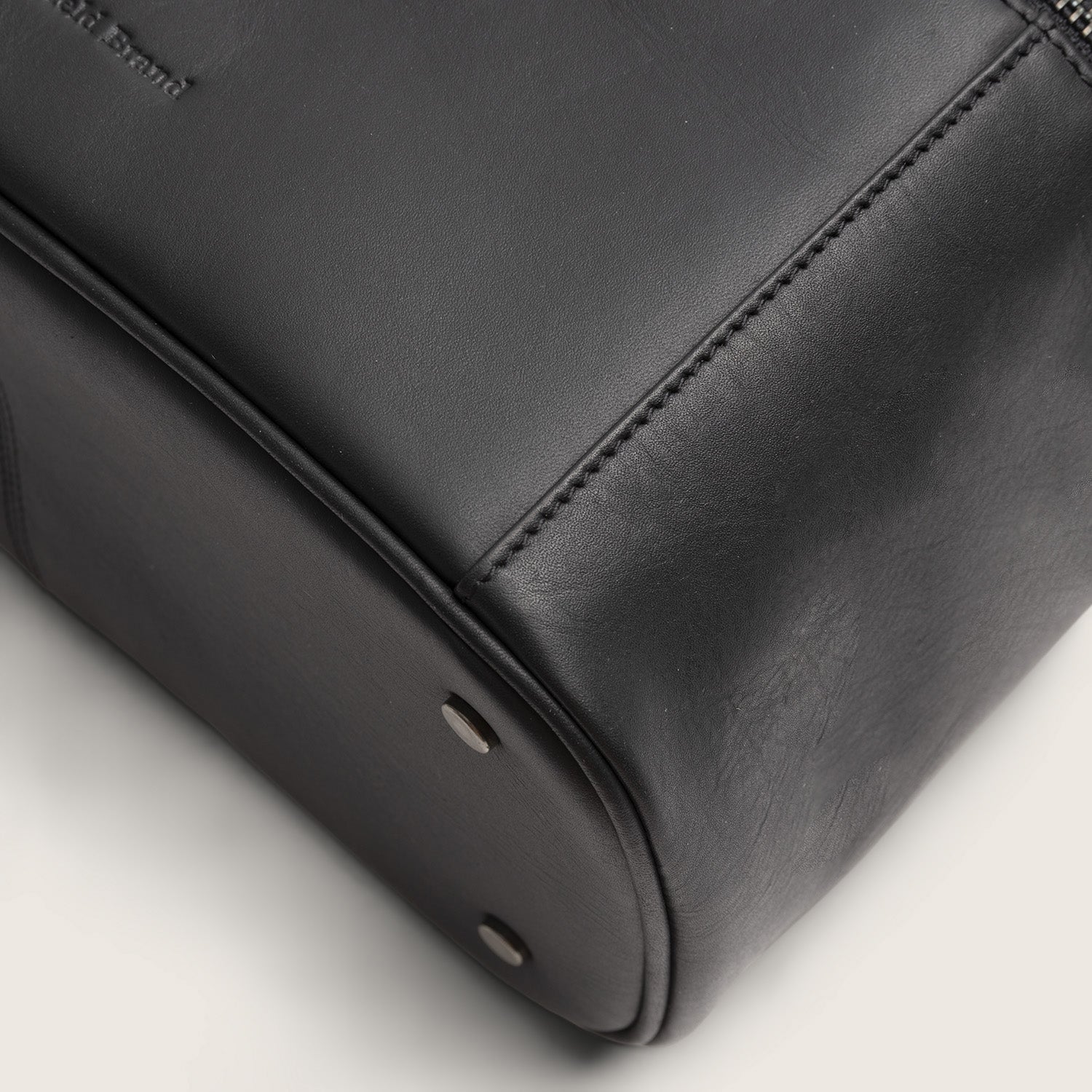 Trousse de Toilette en Cuir Noir Limone, gros plan sur le fond avec pieds en métal