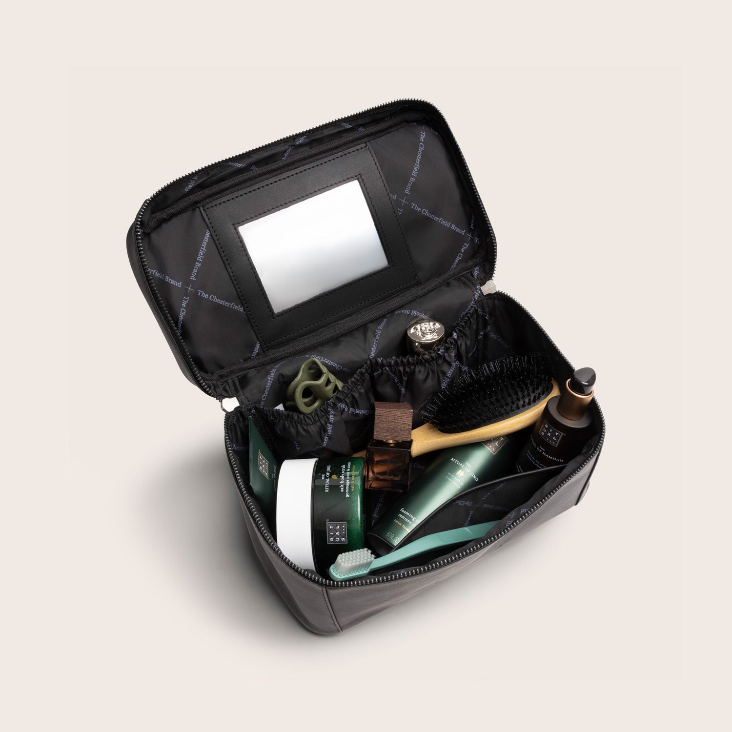 Trousse de Toilette en Cuir Noir Limone, vue intérieure, ouverte, avec miroir et articles de toilette