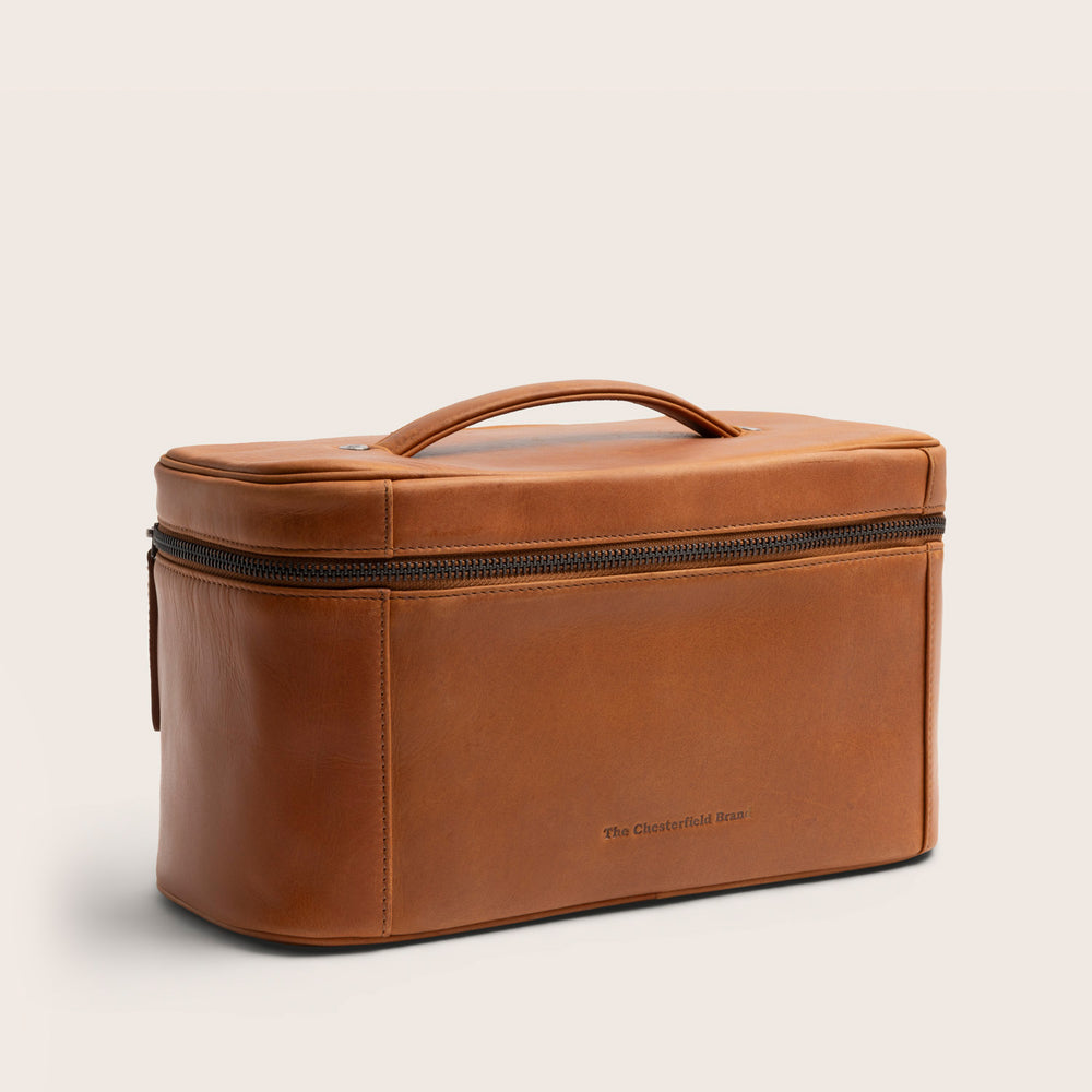 The Chesterfield Brand Trousse de Toilette en Cuir Cognac Limone, vue de face en biais