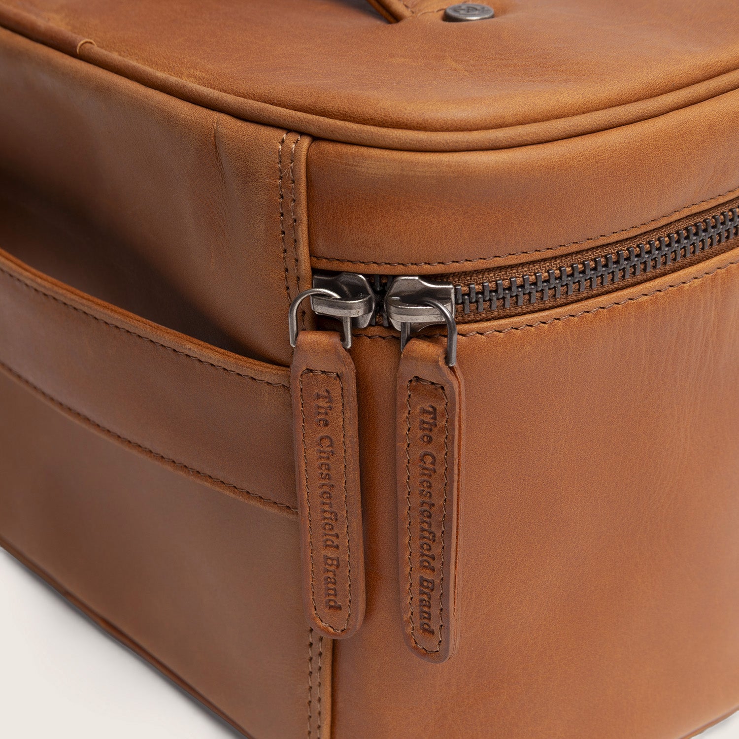Leren Toilettas Cognac Limone, close-up van de ritstrekkers met ingeperst 'The Chesterfield Brand'