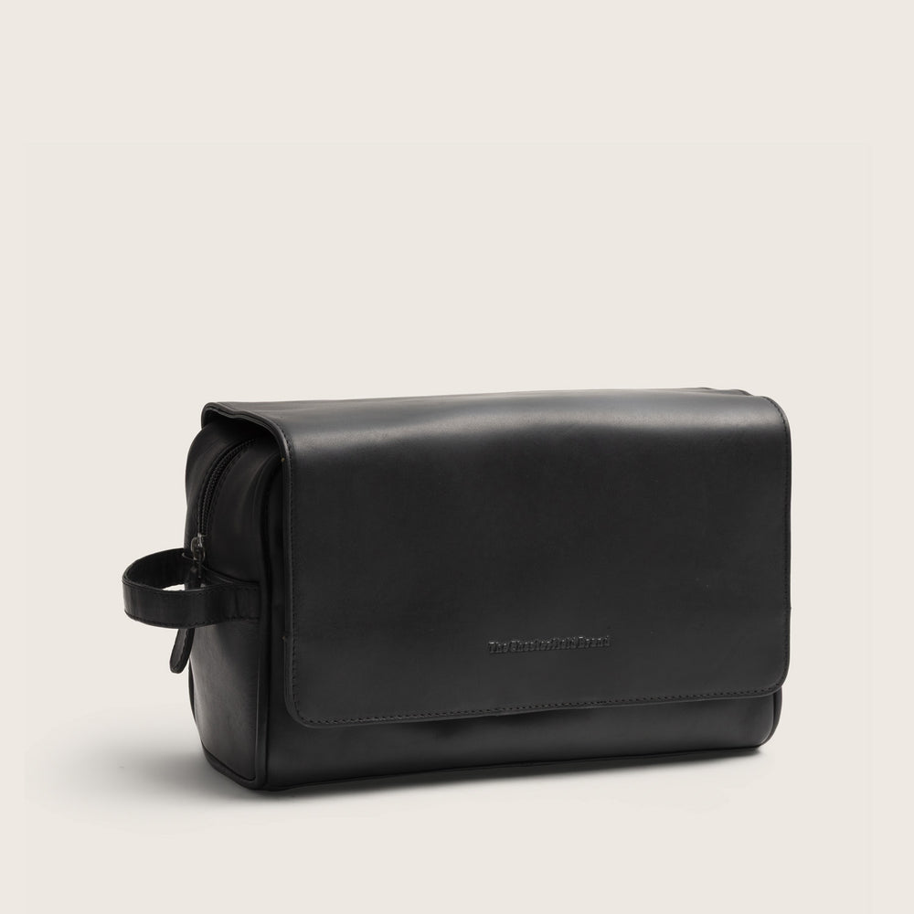 The Chesterfield Brand Trousse de Toilette en Cuir Noir Rosario, vue de face en biais