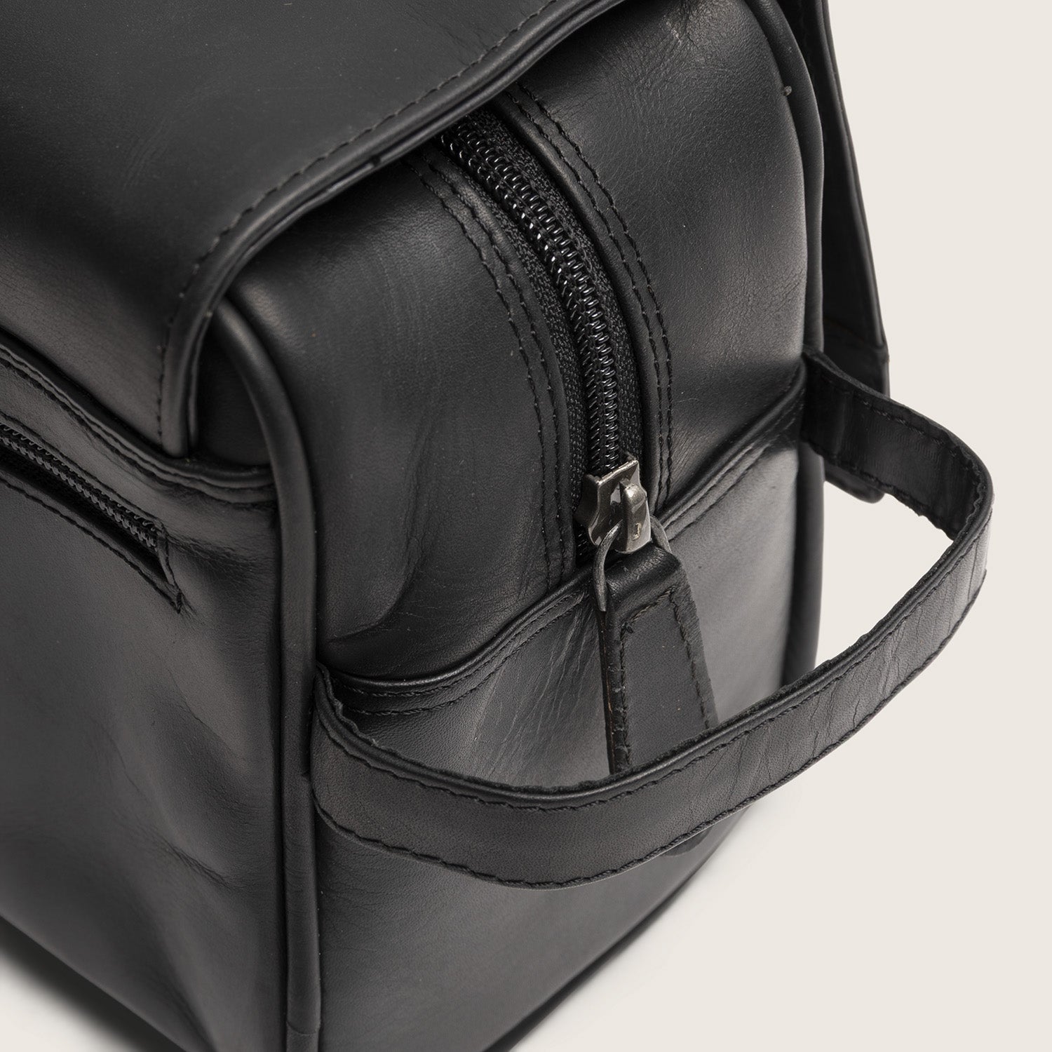 Leder Kulturtasche Schwarz Rosario, Nahaufnahme des Griffs