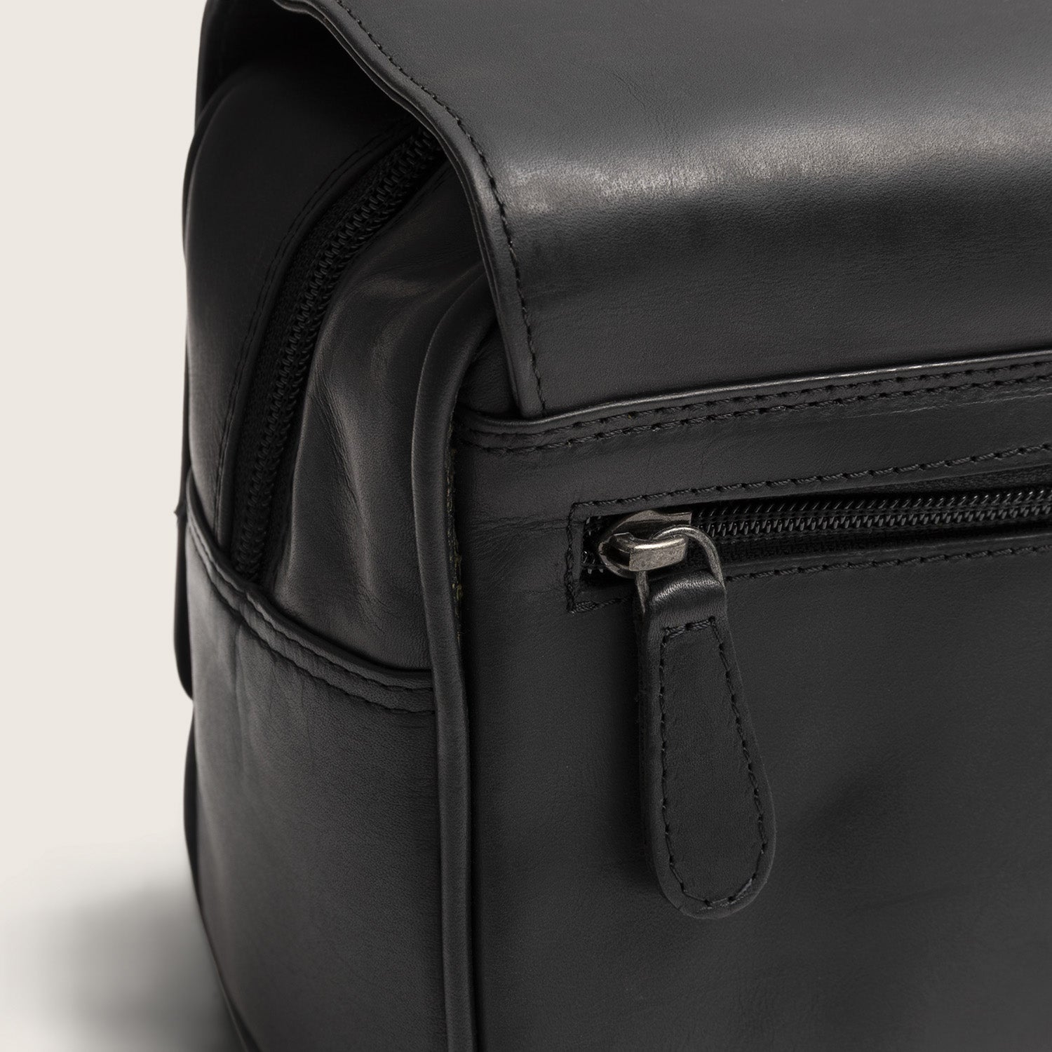 Leder Kulturtasche Schwarz Rosario, Nahaufnahme eines Reißverschlussfachs