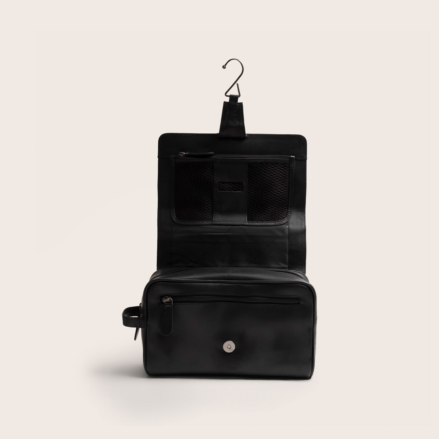 Leder Kulturtasche Schwarz Rosario, Innenansicht, aufgeklappt, am Haken hängend