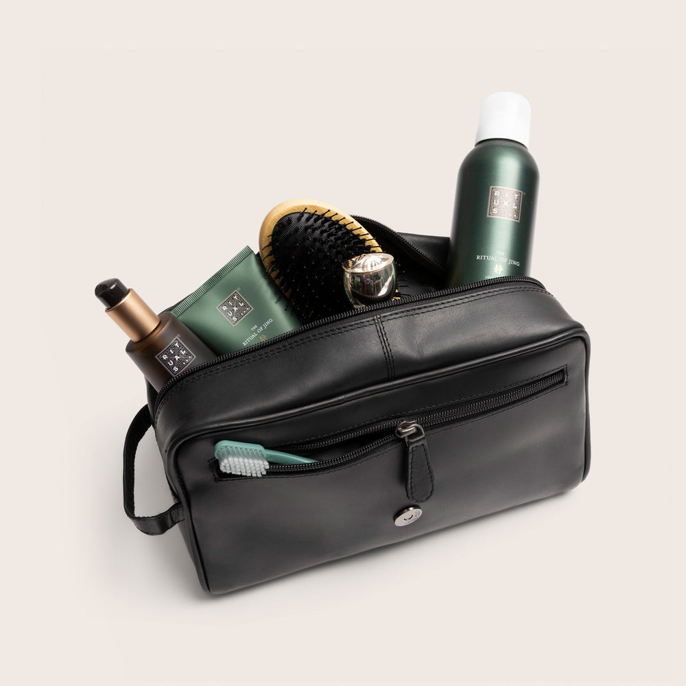 Trousse de Toilette en Cuir Noir Rosario, compartiment principal ouvert, avec articles de toilette