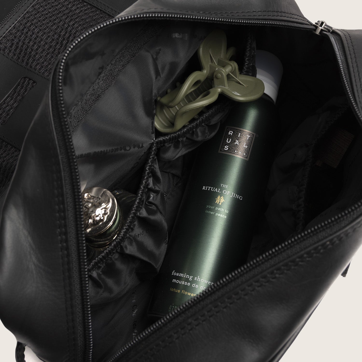 Leder Kulturtasche Schwarz Rosario, Innenansicht des Hauptfachs mit elastischen Schlaufen
