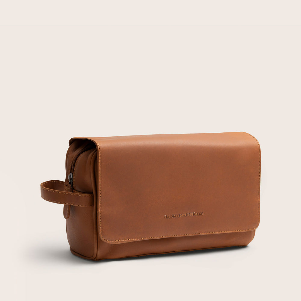 The Chesterfield Brand Trousse de Toilette en Cuir Cognac Rosario, vue de face en biais