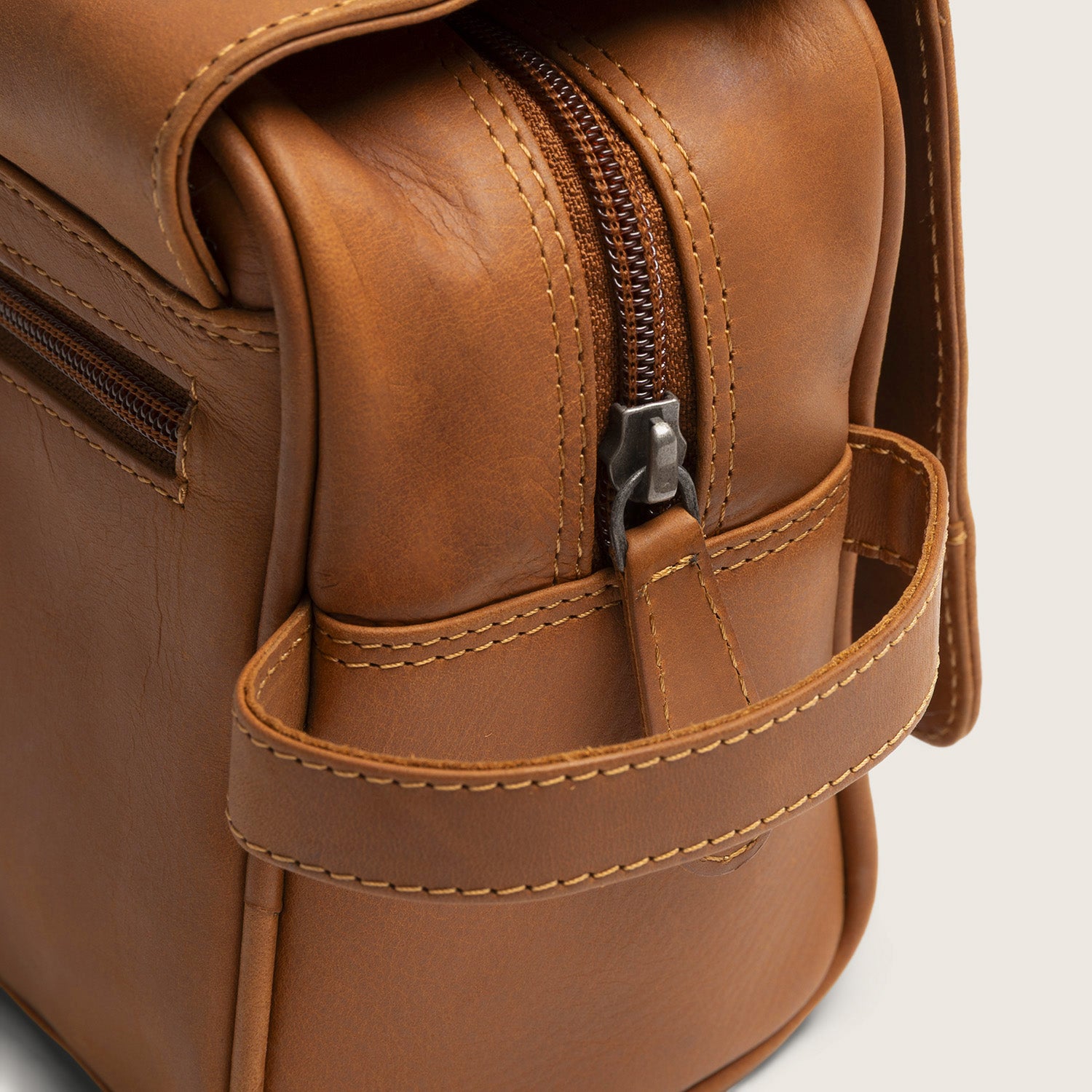 Leder Kulturtasche Cognac Rosario, Nahaufnahme des Griffs