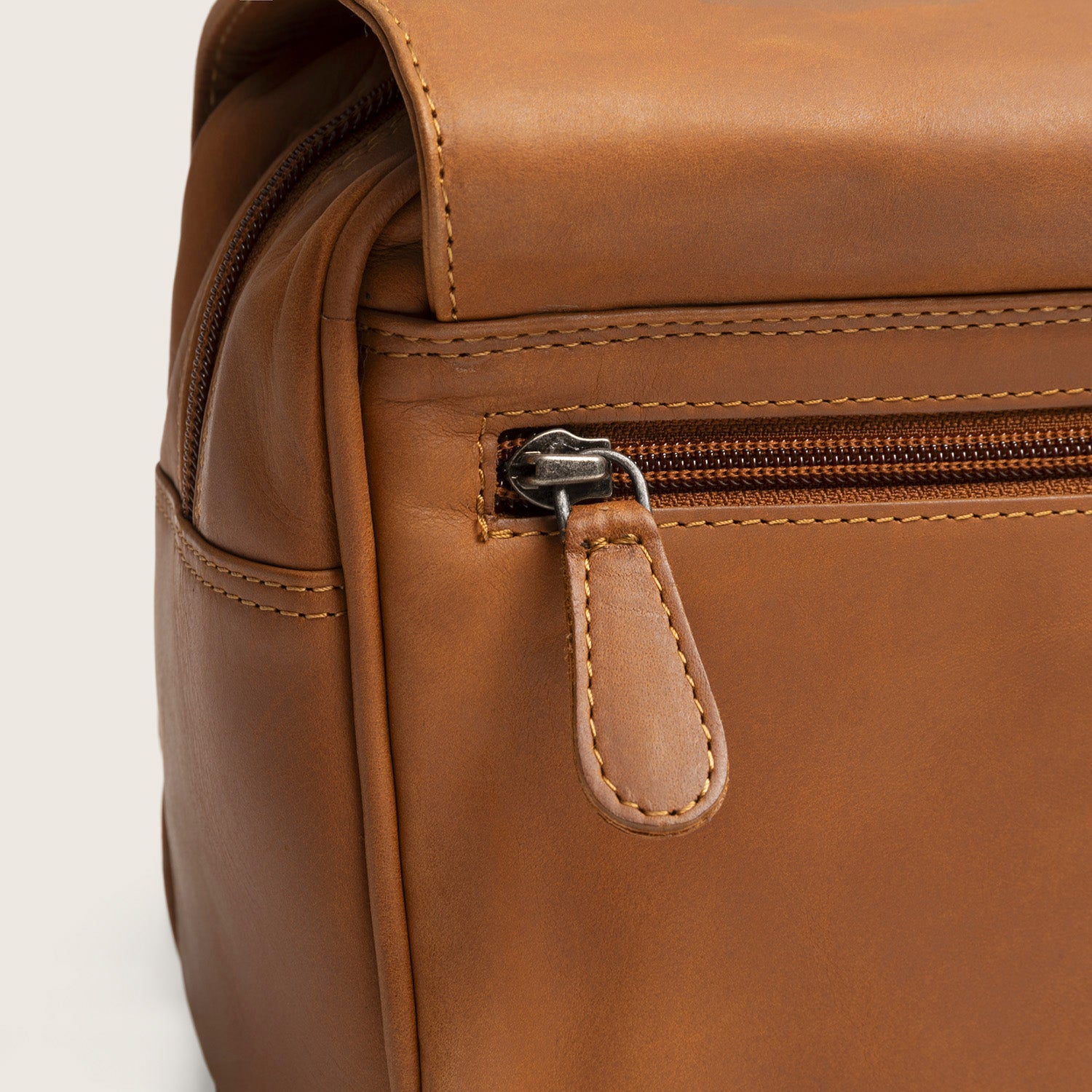 Leder Kulturtasche Cognac Rosario, Nahaufnahme eines Reißverschlussfachs