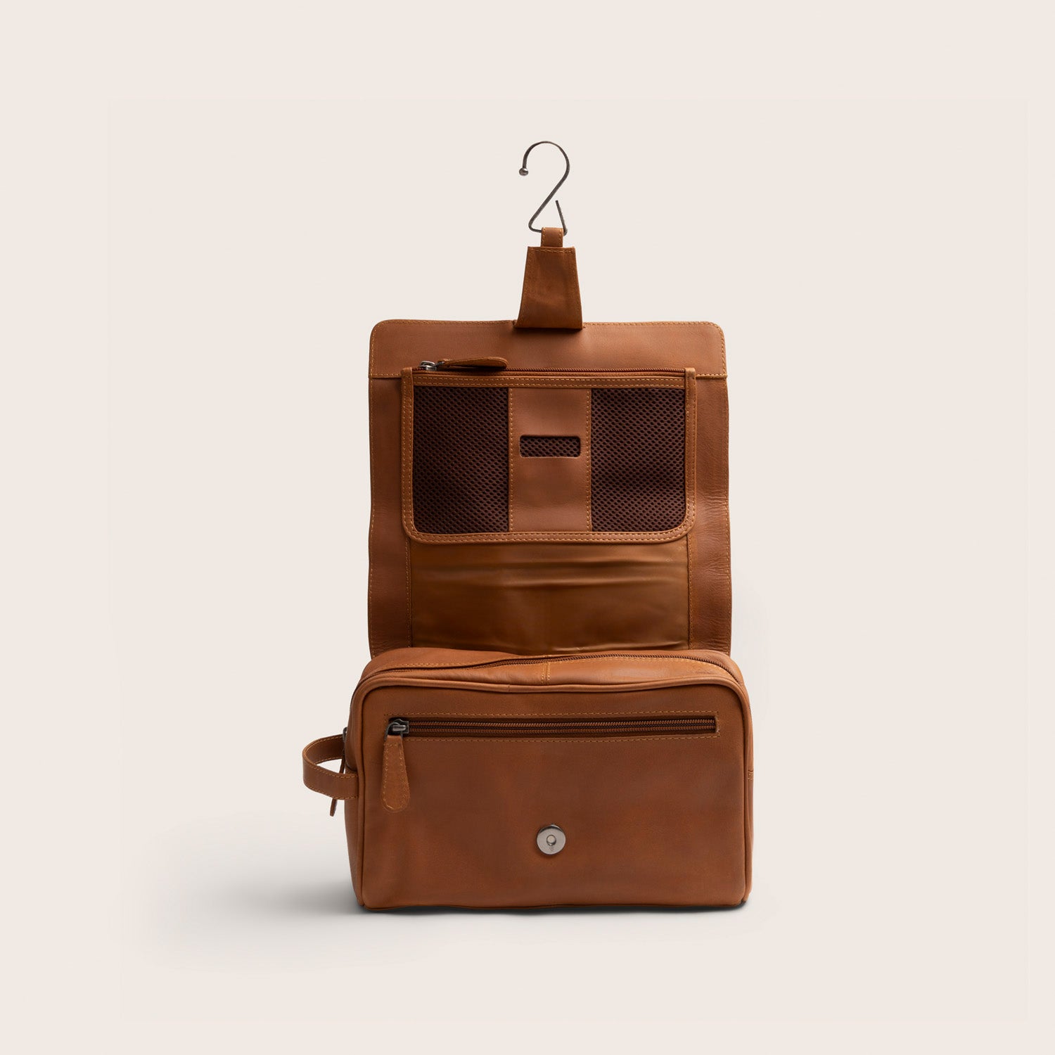 Leder Kulturtasche Cognac Rosario, Innenansicht, aufgeklappt, am Haken hängend