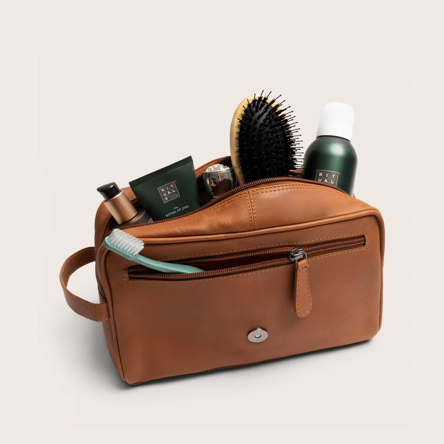 Leder Kulturtasche Cognac Rosario, Hauptfach geöffnet, mit Toilettenartikeln