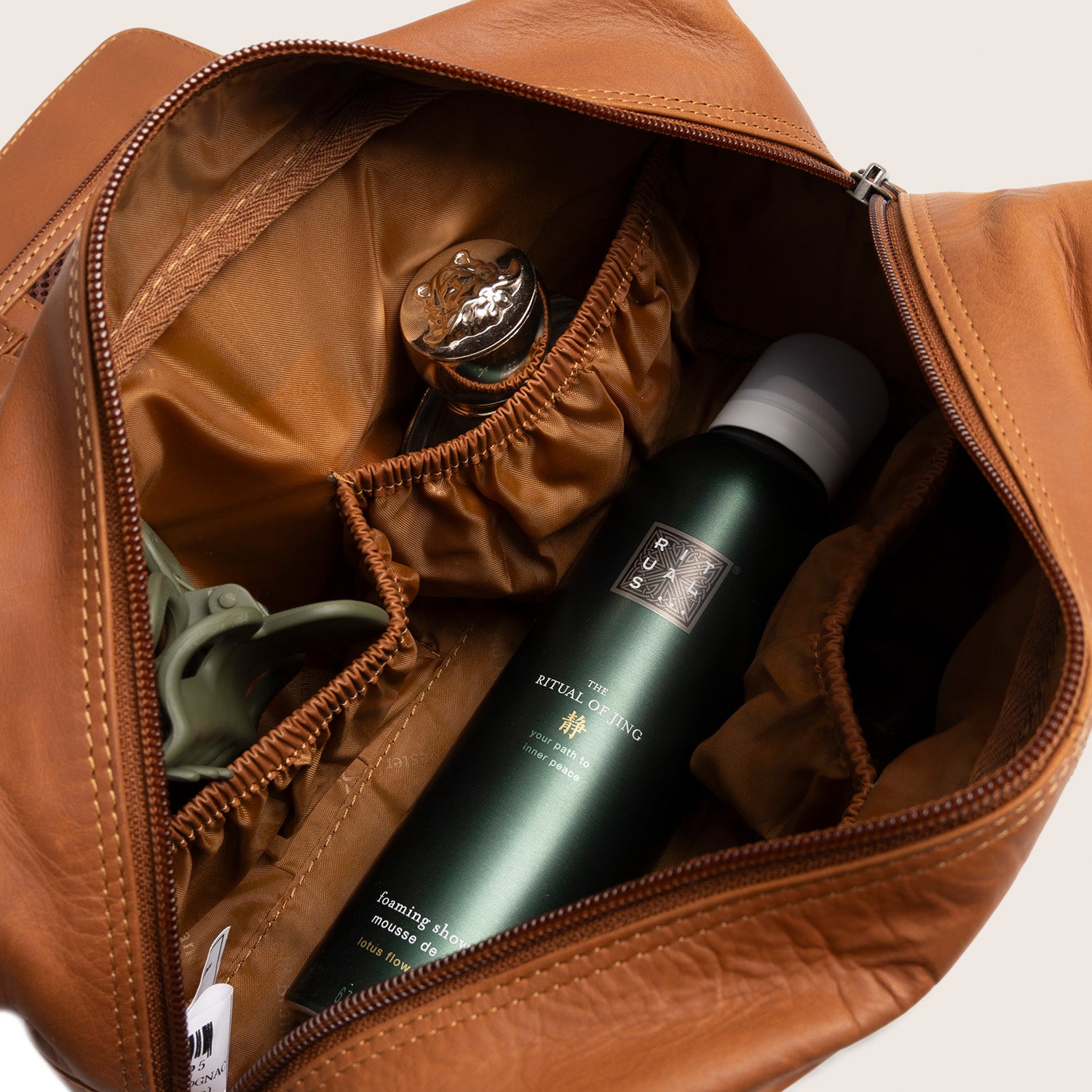 Leder Kulturtasche Cognac Rosario, Innenansicht des Hauptfachs mit elastischen Schlaufen