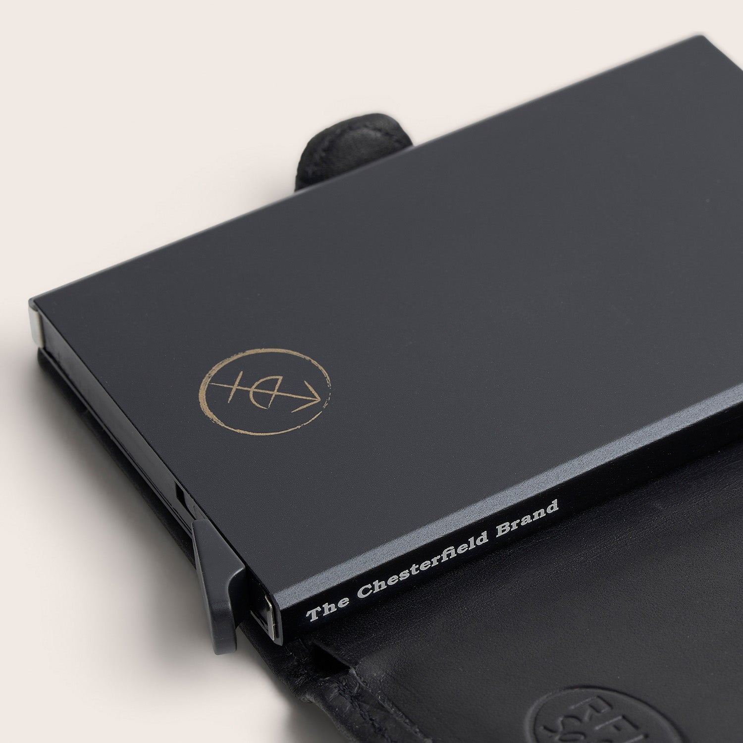 Leder Kartenetui Schwarz Lagos, Innenansicht, aufgeklappt, Nahaufnahme des Kartenhalters mit Logo und 'The Chesterfield Brand'