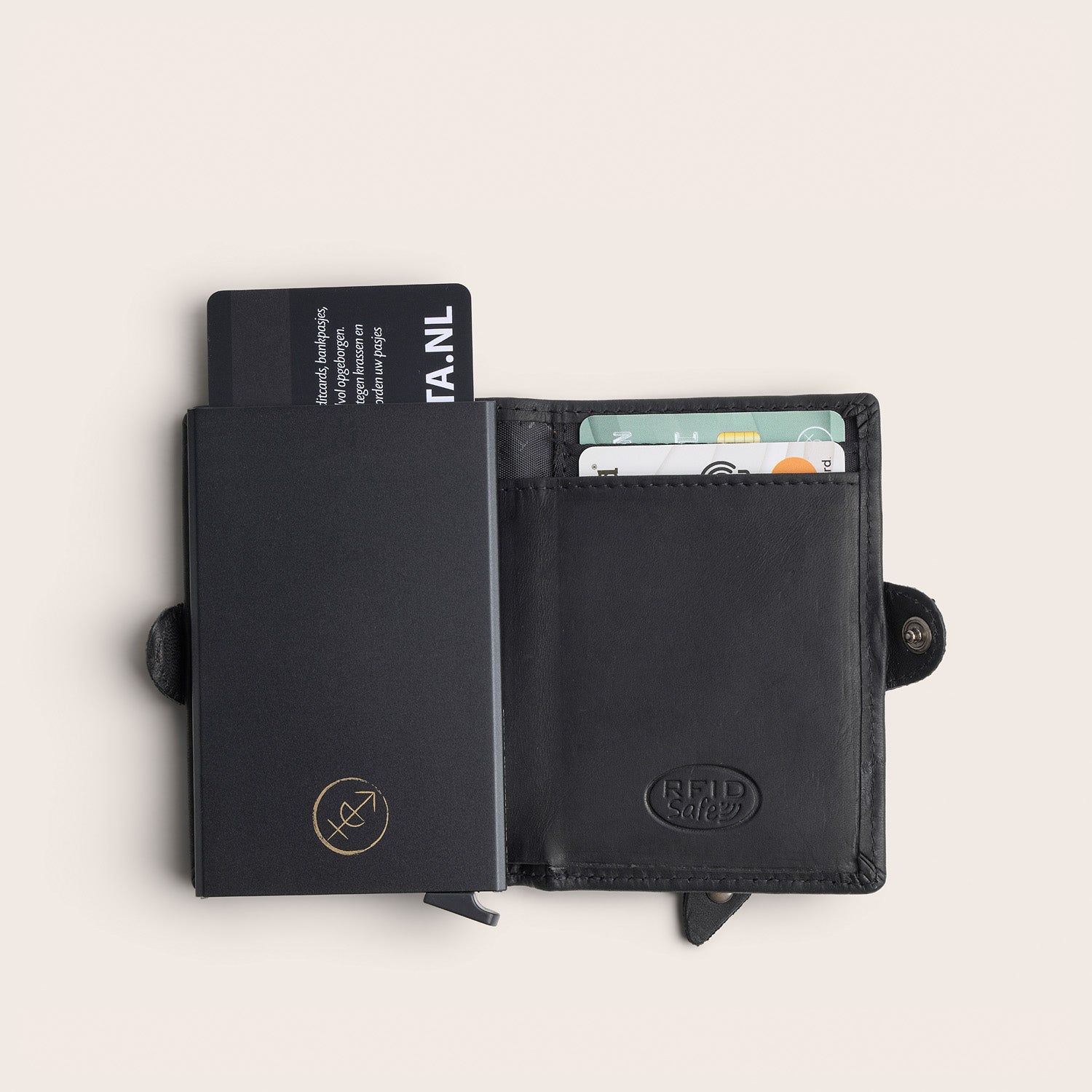 Leder Kartenetui Schwarz Lagos, Draufsicht, aufgeklappt, mit Karten und geprägtem 'RFID Safe'