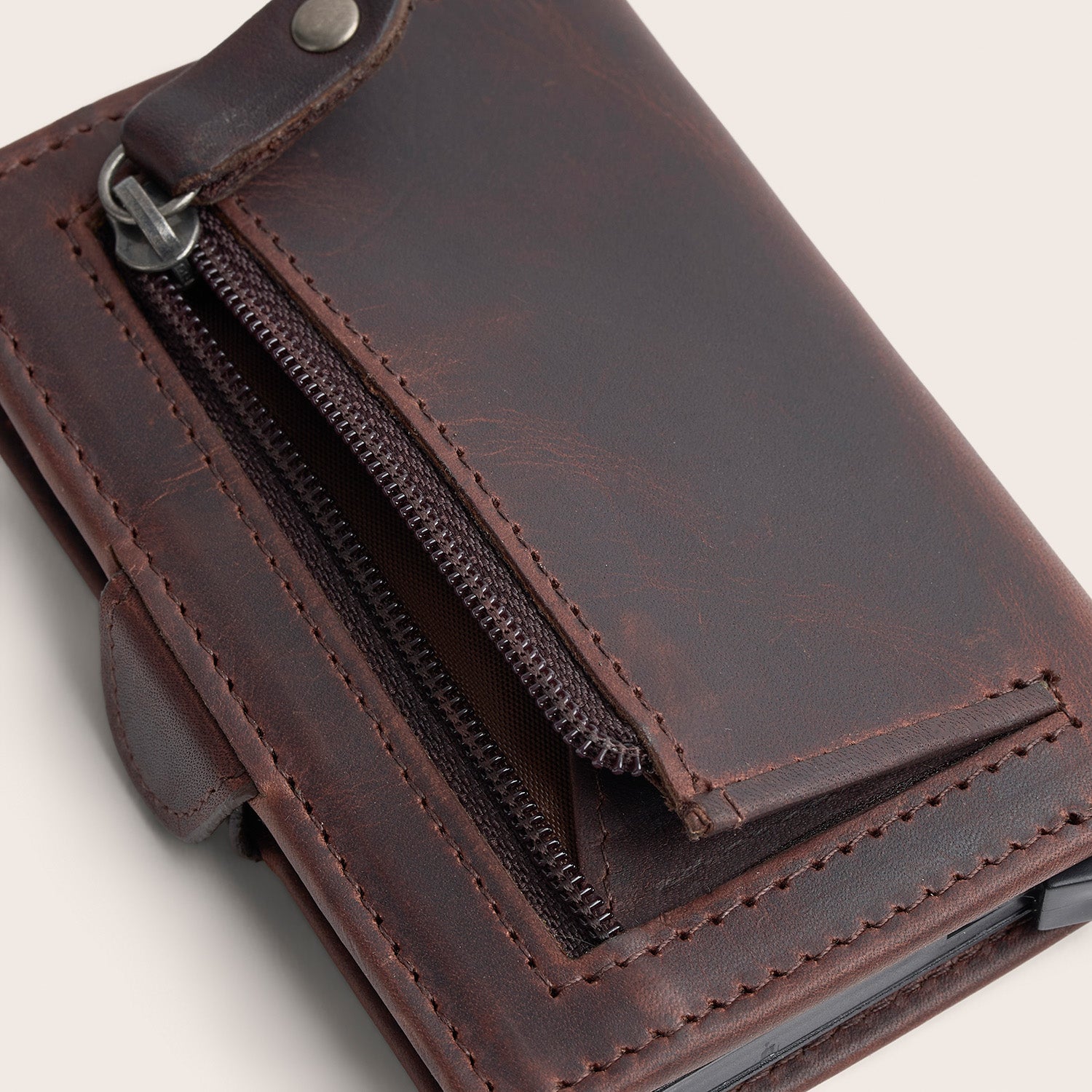 Leather Card Holder Brown Lagos, close-up of the opened zip pocket