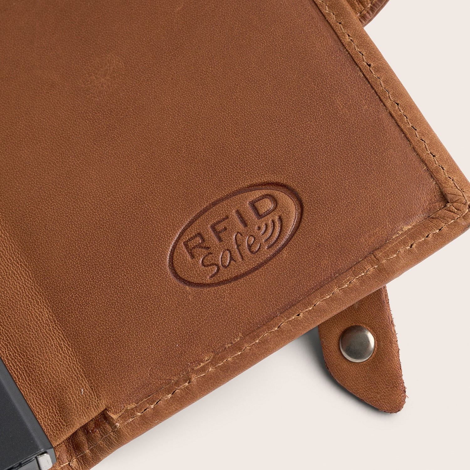 Leder Kartenetui Cognac Lagos, Nahaufnahme des geprägten 'RFID Safe'-Logos innen