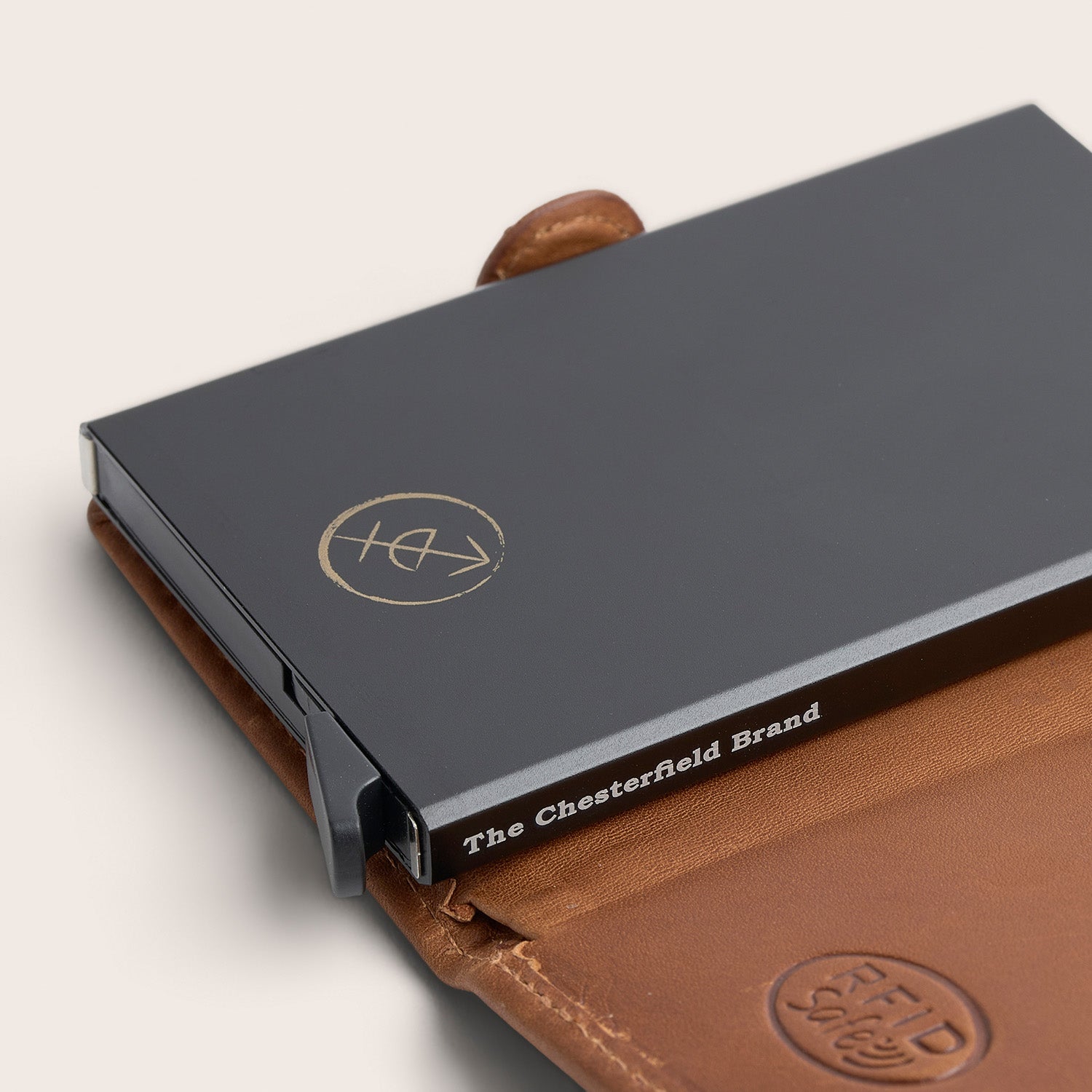 Leder Kartenetui Cognac Lagos, Innenansicht, aufgeklappt, Nahaufnahme des Kartenhalters mit Logo und 'The Chesterfield Brand'
